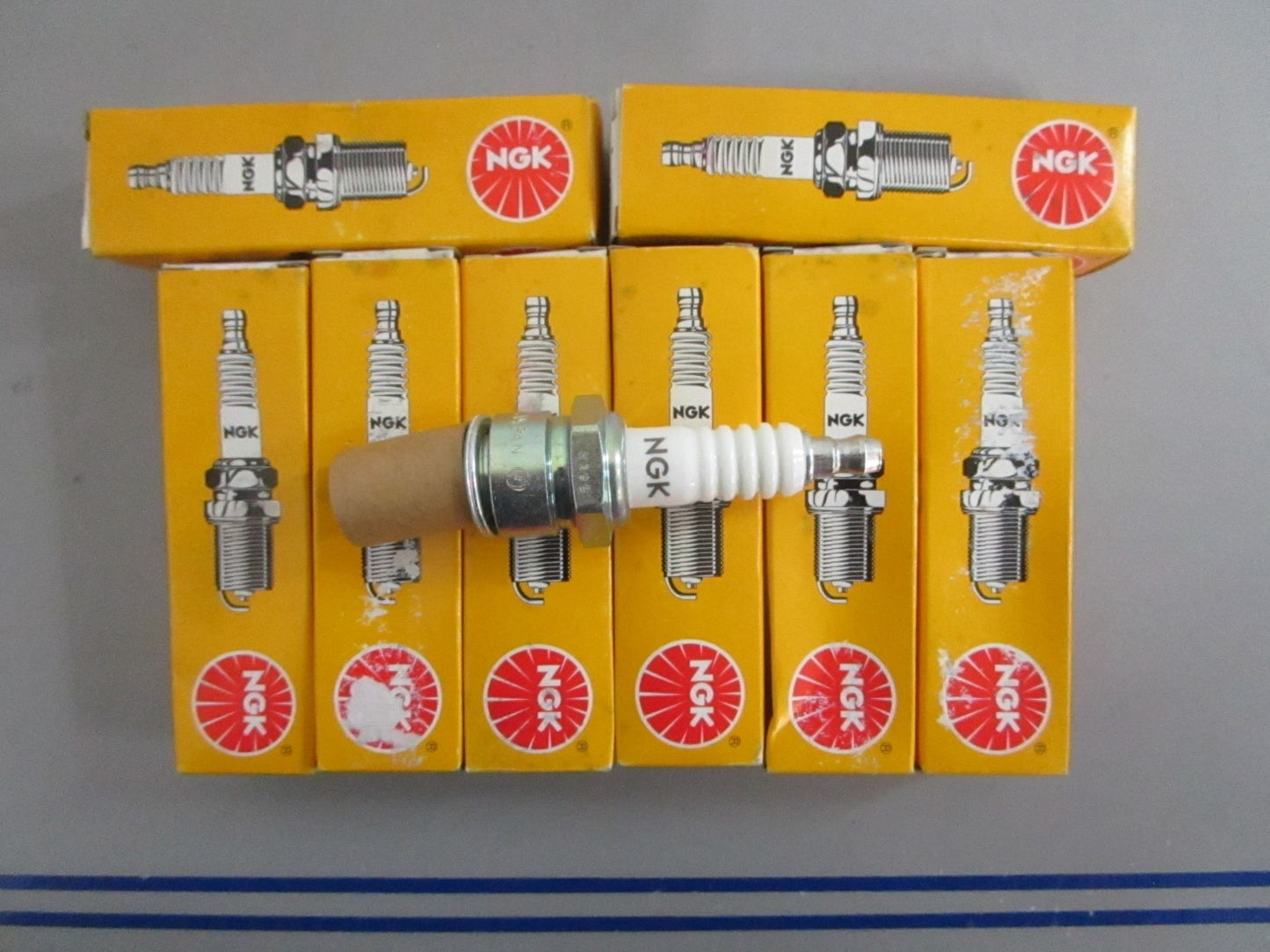 *NEW OEM* (LOT OF 8) 0820 NGK Spark Plug B8HS