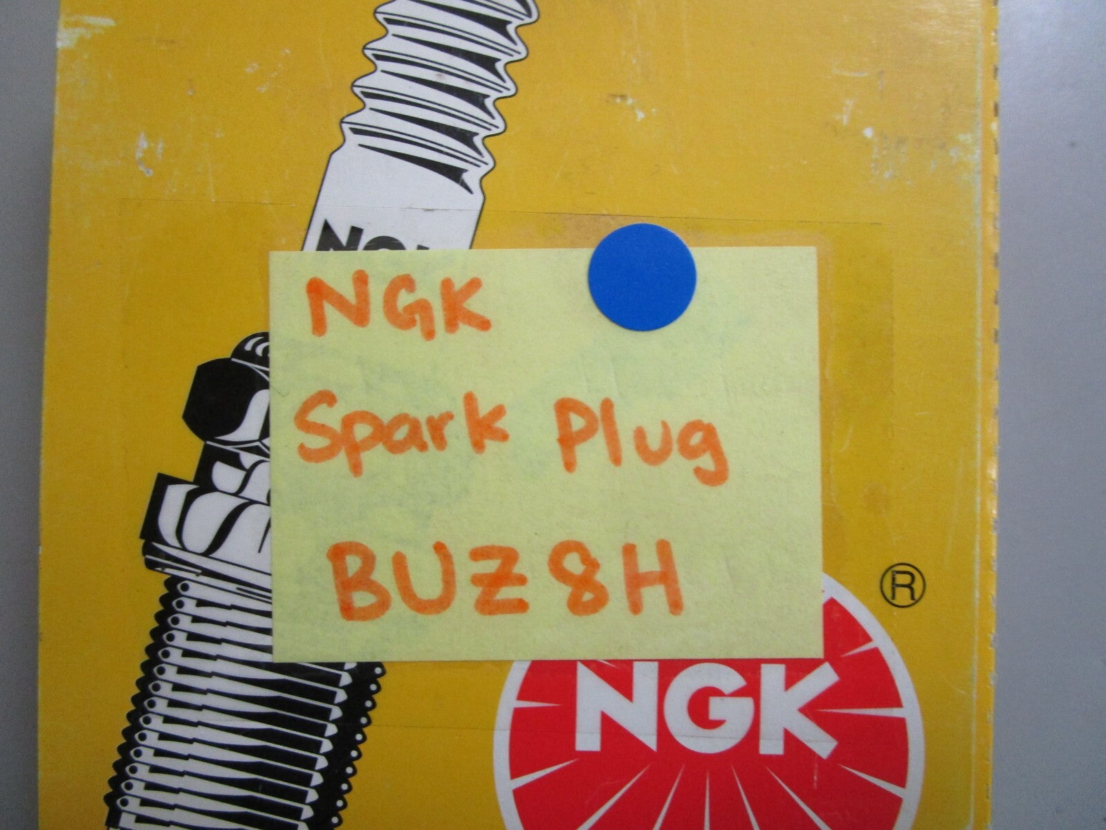 *NEW* (LOT OF 10) 0810 NGK Spark Plug BUZ8H