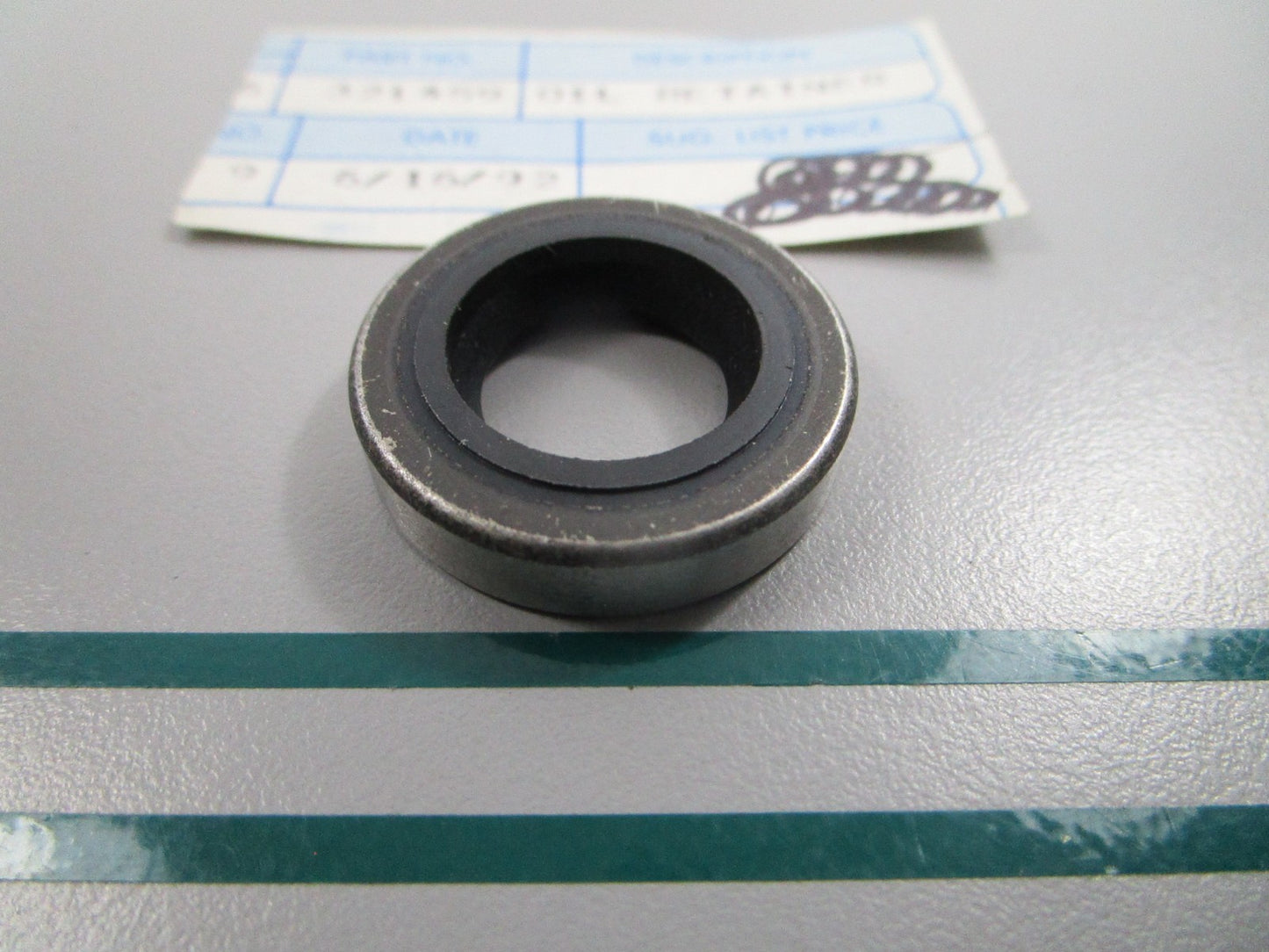 NEW OEM 321459 0321459 OMC Johnson Evinrude Oil Retainer 0810