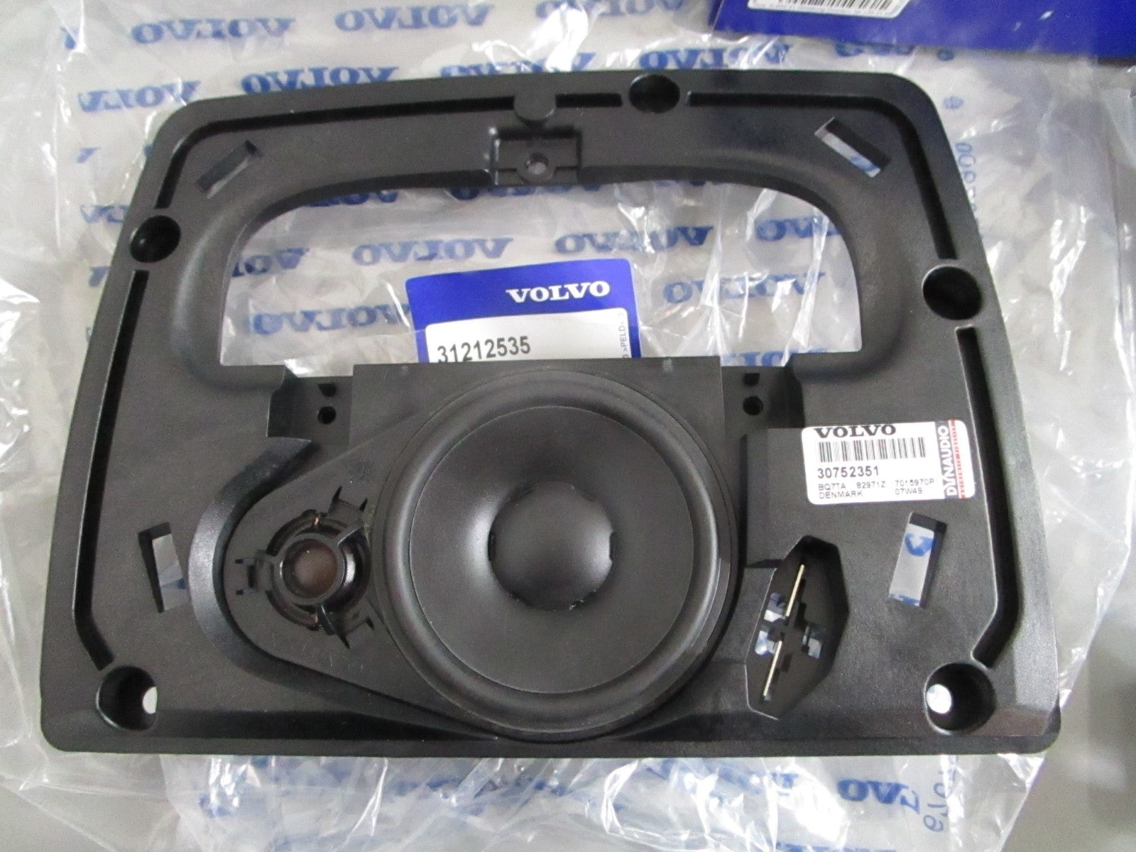 NEW OEM 30752351 Volvo Penta Dynaudio Center Speaker & Mount Kit 0820