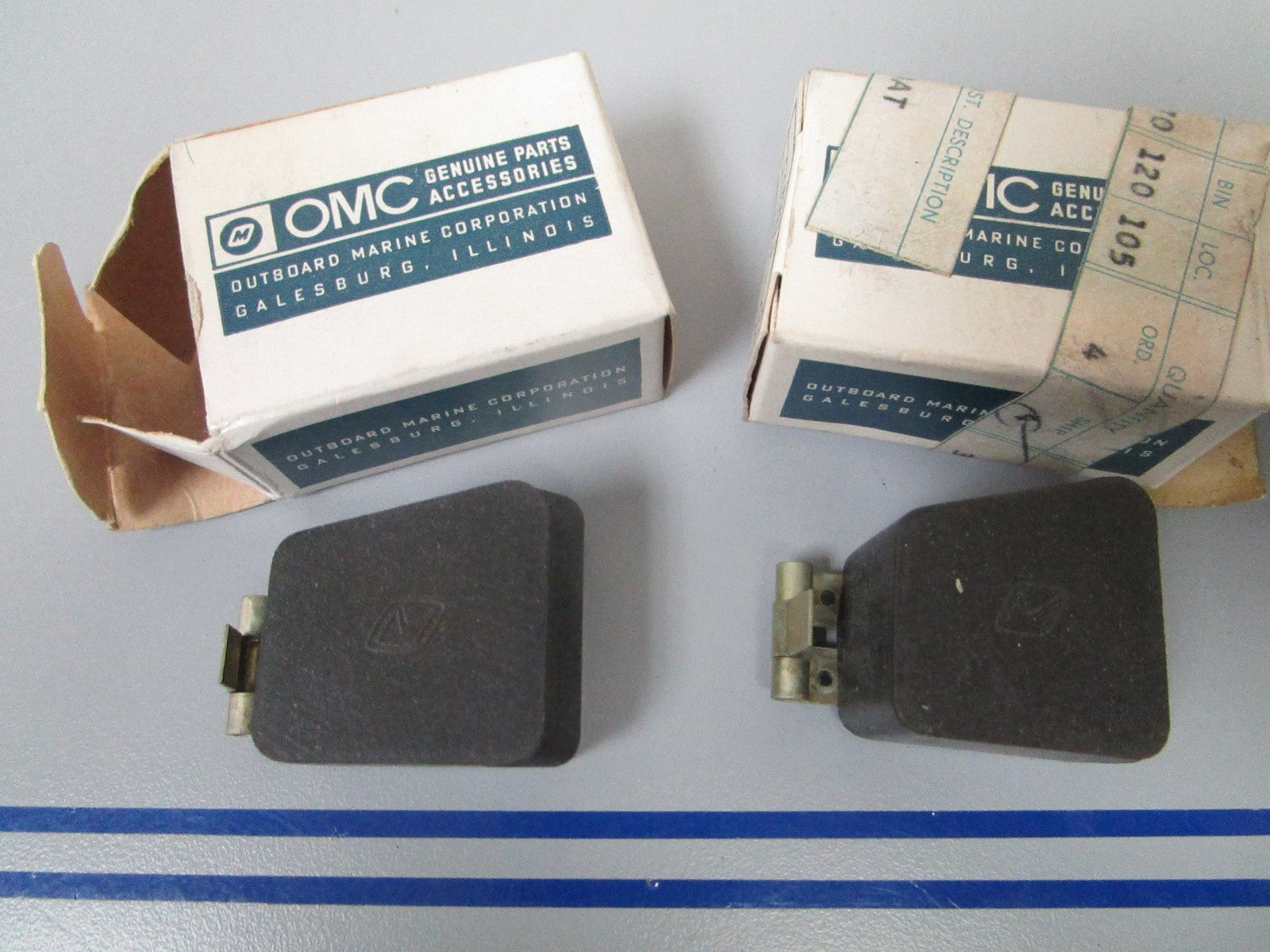 NEW OEM (LOT OF 2) 381353 0381353 OMC Johnson Evinrude Float & Arm 0810