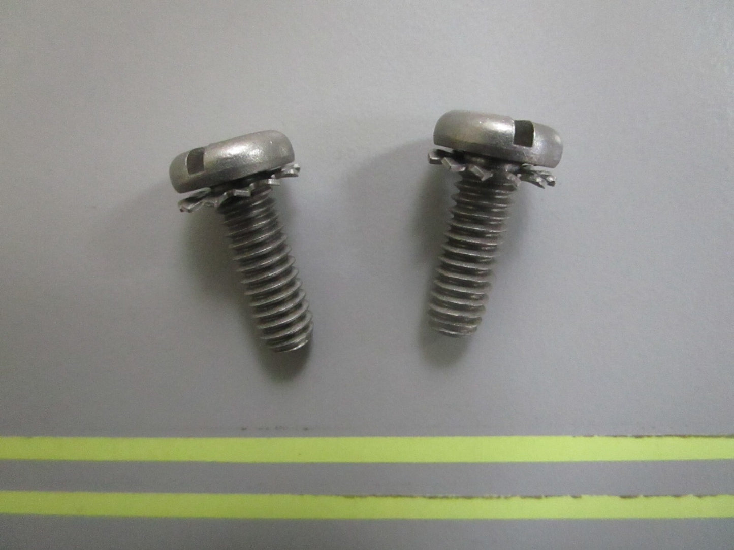 *NEW OEM* (LOT OF 2) 0810 OMC Johnson Evinrude Screw 309021 0309021