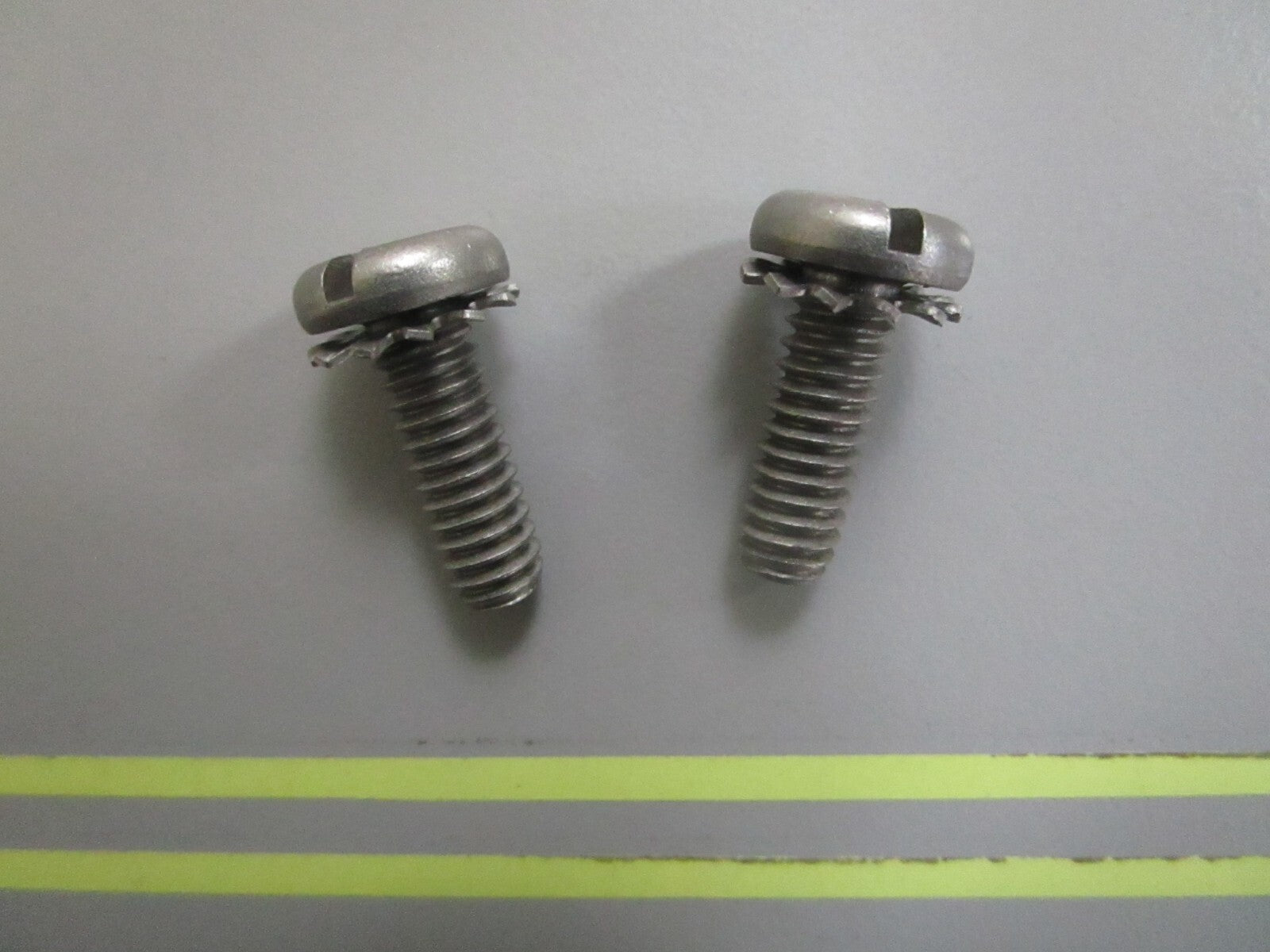 *NEW OEM* (LOT OF 2) 0810 OMC Johnson Evinrude Screw 309021 0309021