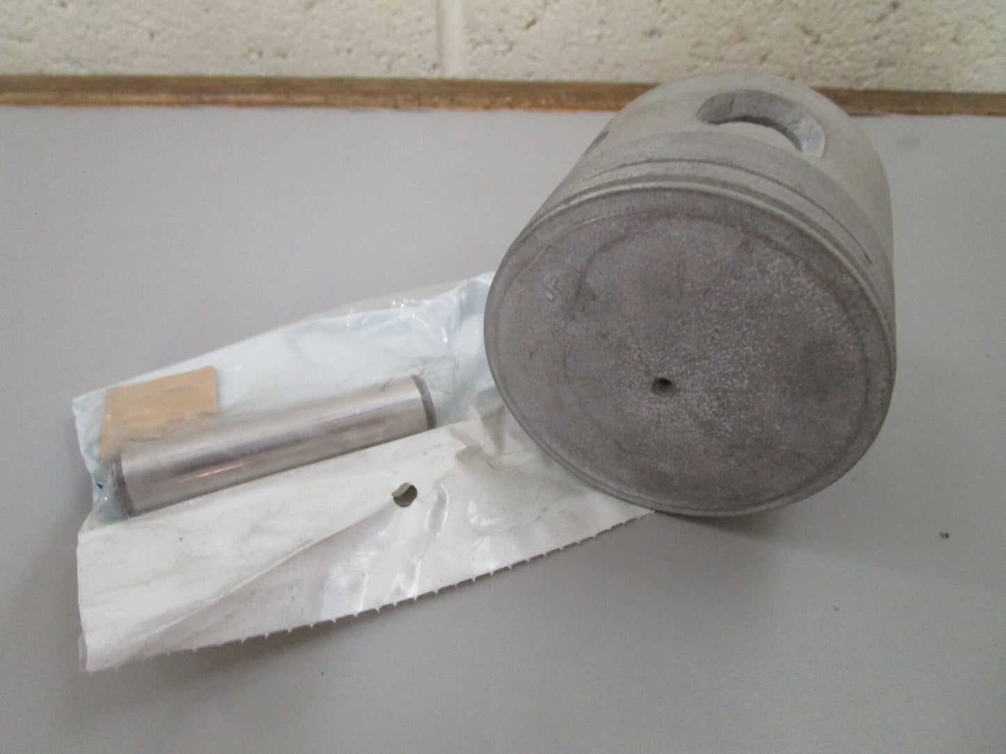 *NEW OEM* 0810 OMC Johnson Evinrude Piston & Wrist Pin Assembly 386260 0386260