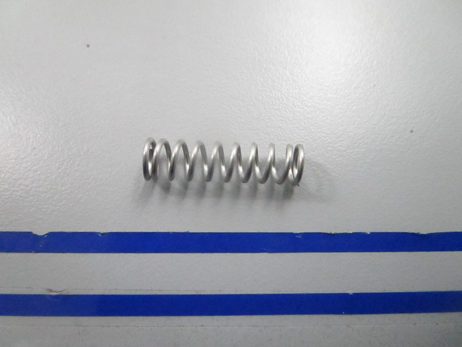 *NEW OEM* 0810 OMC Johnson Evinrude Spring 323773 0323773