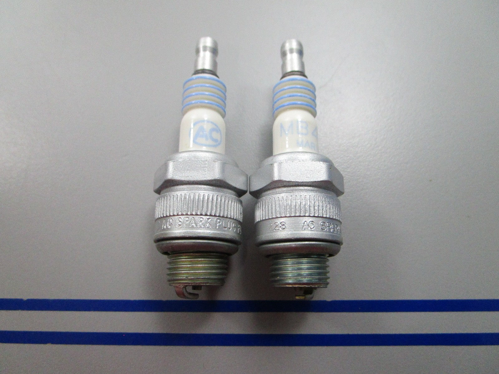 NEW (LOT OF 2) MB42K AC Delco Spark Plug 0810