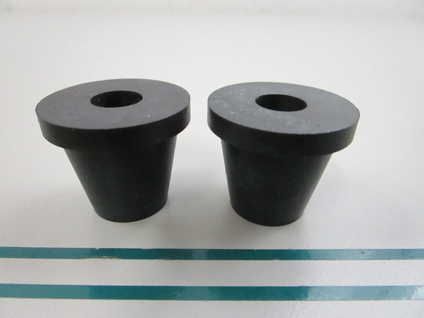NEW OEM (LOT OF 2) 332413 00332413 OMC Johnson Evinrude Mount 0810