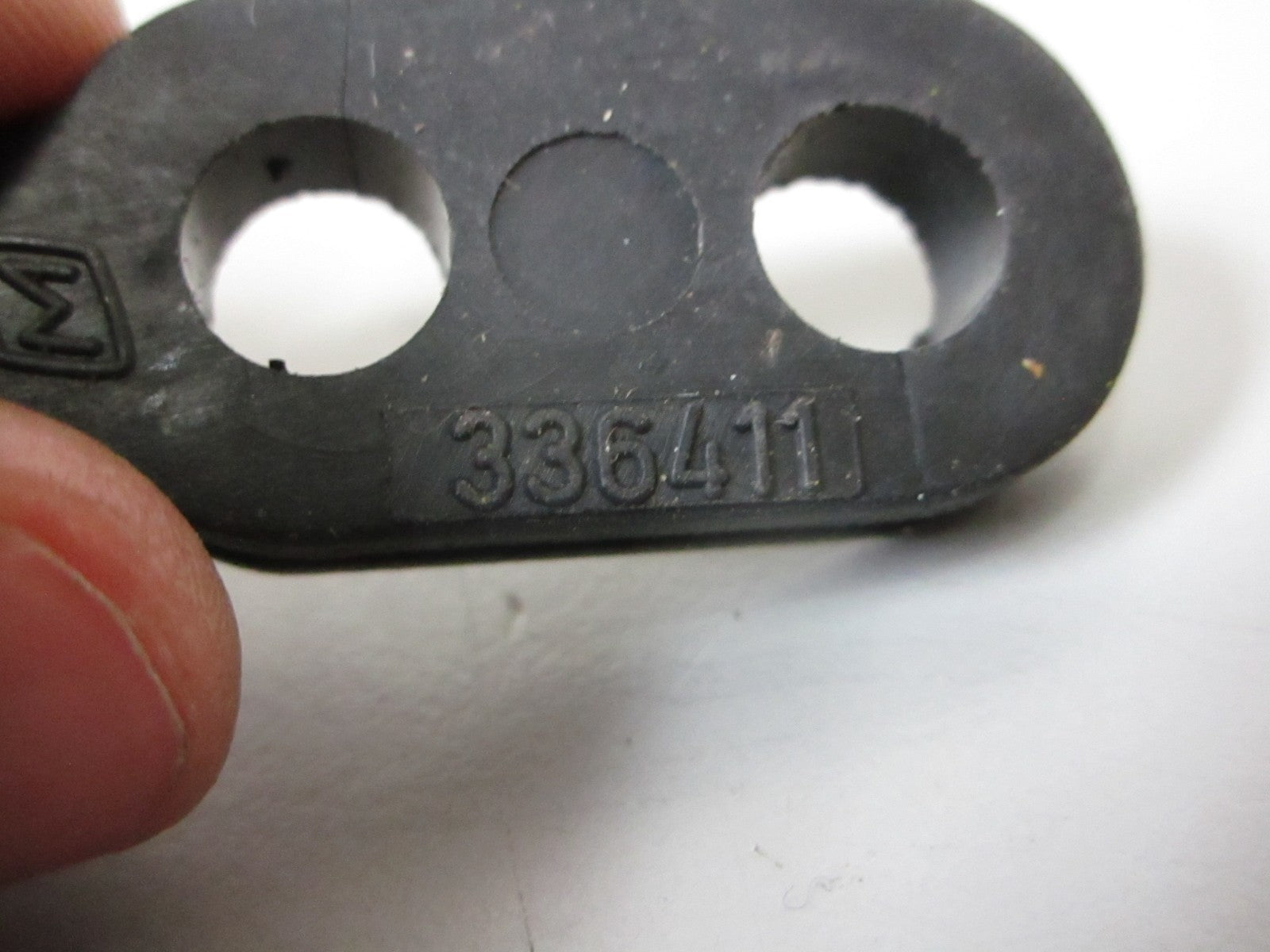 *NEW OEM* 0810 OMC Johnson Evinrude Grommet 336411 0336411