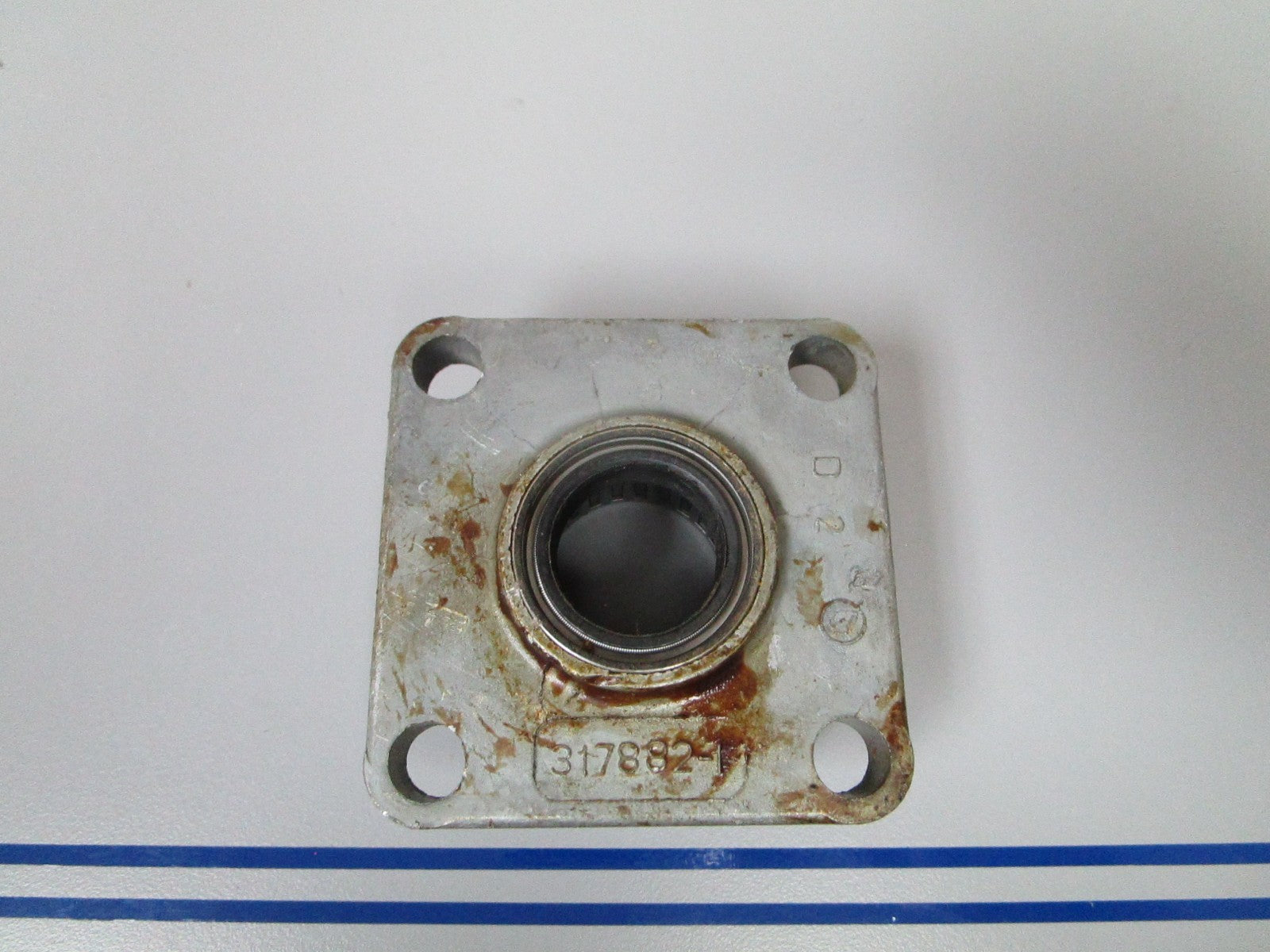 NEW OEM 317882 385556 OMC Johnson Evinrude Bearing Housing & Seal 0720