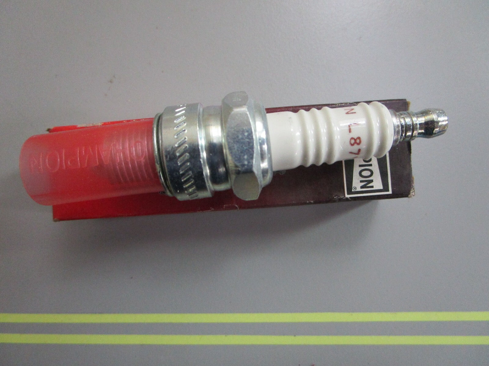 *NEW* 0820 Champion Spark Plug L87YC