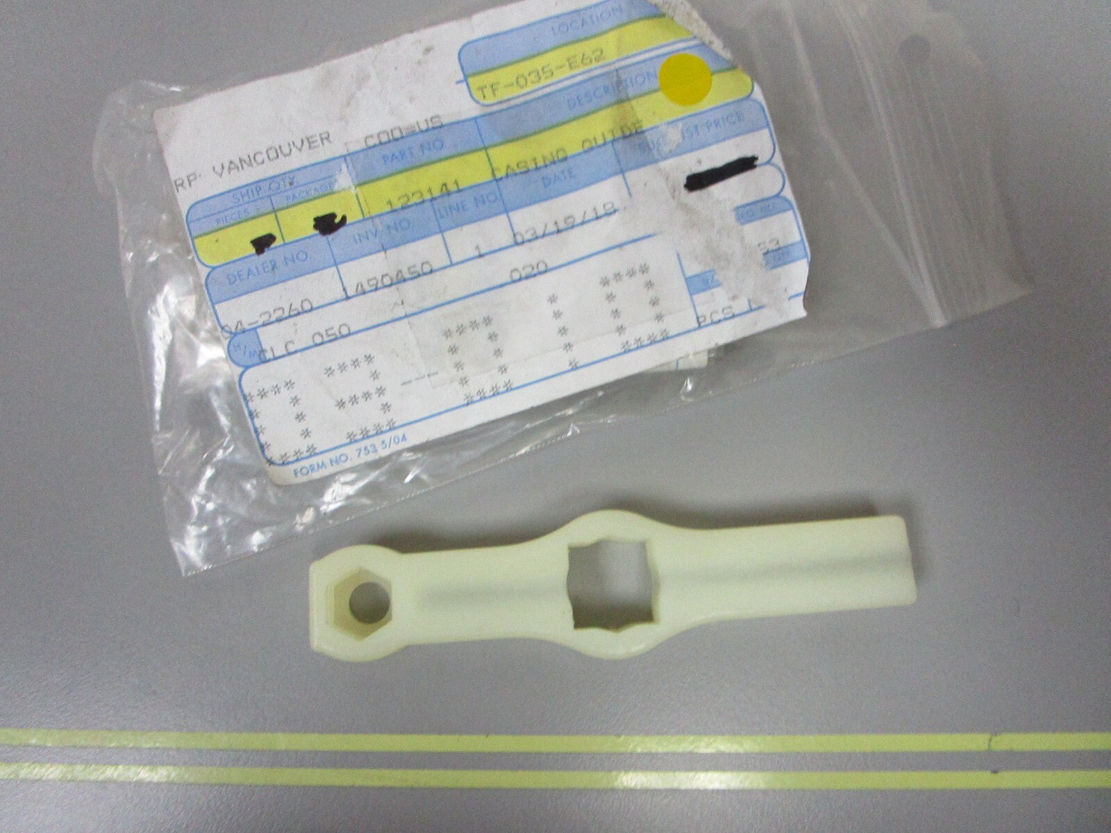 *NEW OEM* 0810 OMC Johnson Evinrude Casing Guide 123141 0123141