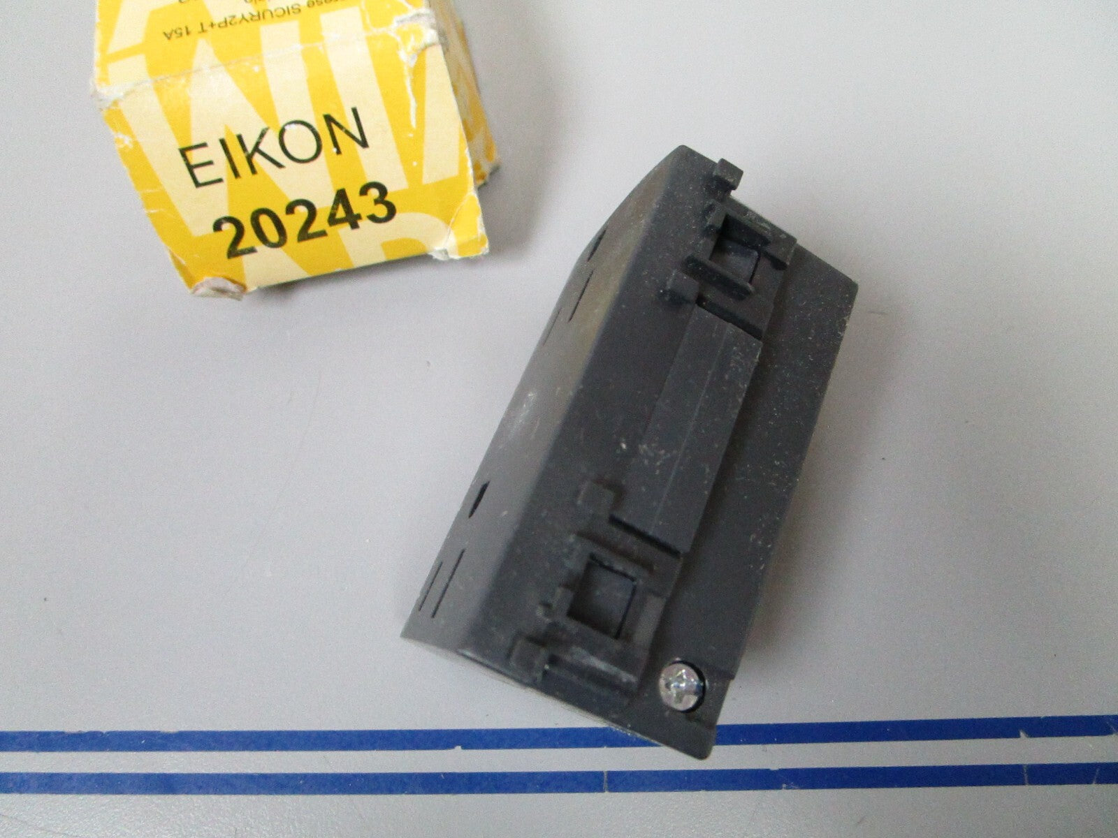 *NEW* 0720 Vimar Eikon 2P+T 15A Socket Outlet 20243