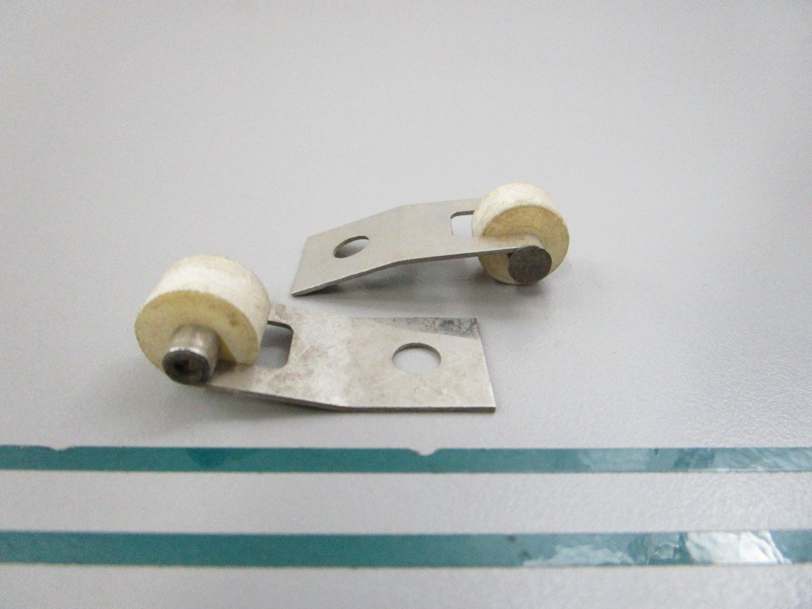 NEW OEM (LOT OF 2) 975211 0975211 OMC Johnson Evinrude Roller Latch 0810