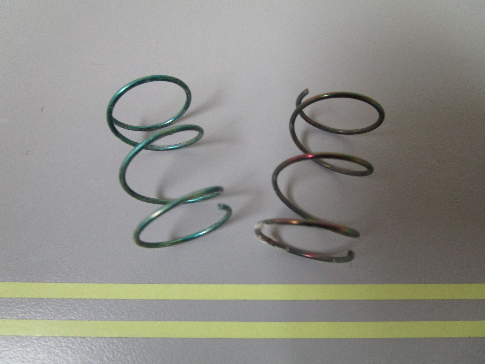 *NEW OEM* (LOT OF 2) 0810 OMC Johnson Evinrude Spring 317451 0317451