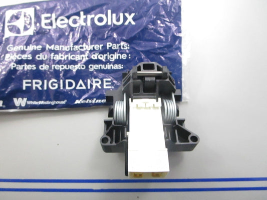 *NEW OEM* 0810 Electrolux Door Latch Assembly 5304516818