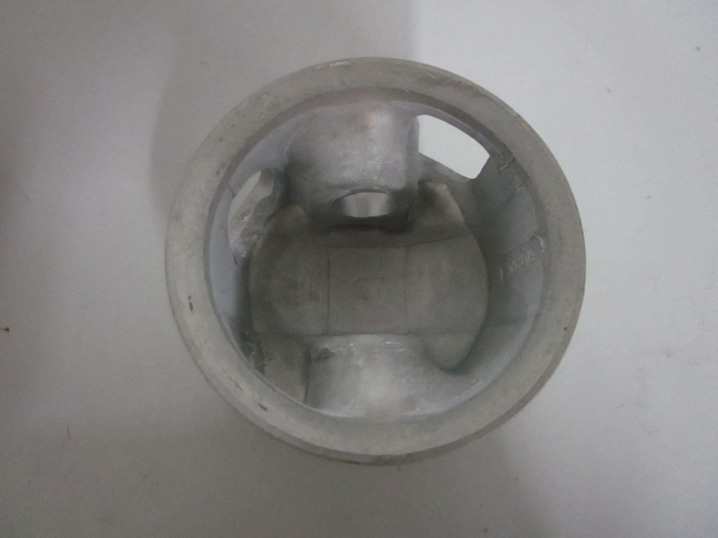 NEW OEM 396582 0396582 OMC Johnson Evinrude Piston & Ring Assy 0820