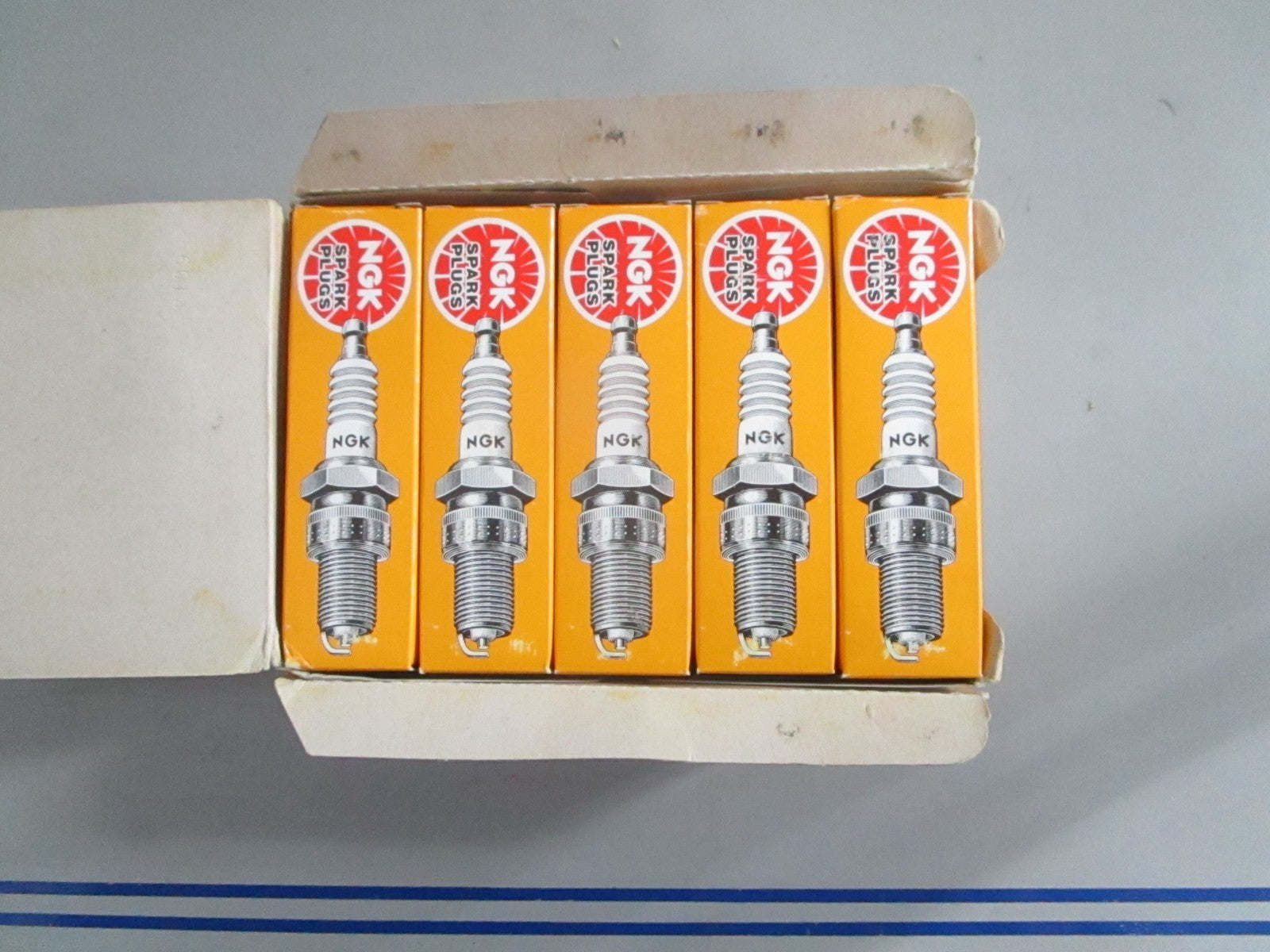 *NEW OEM* (LOT OF 10) 0820 NGK Spark Plug BP8HS