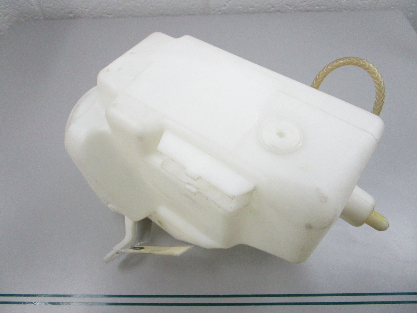 NEW OEM 2108691220 Mercedes-Benz Fluid Reservoir 0810