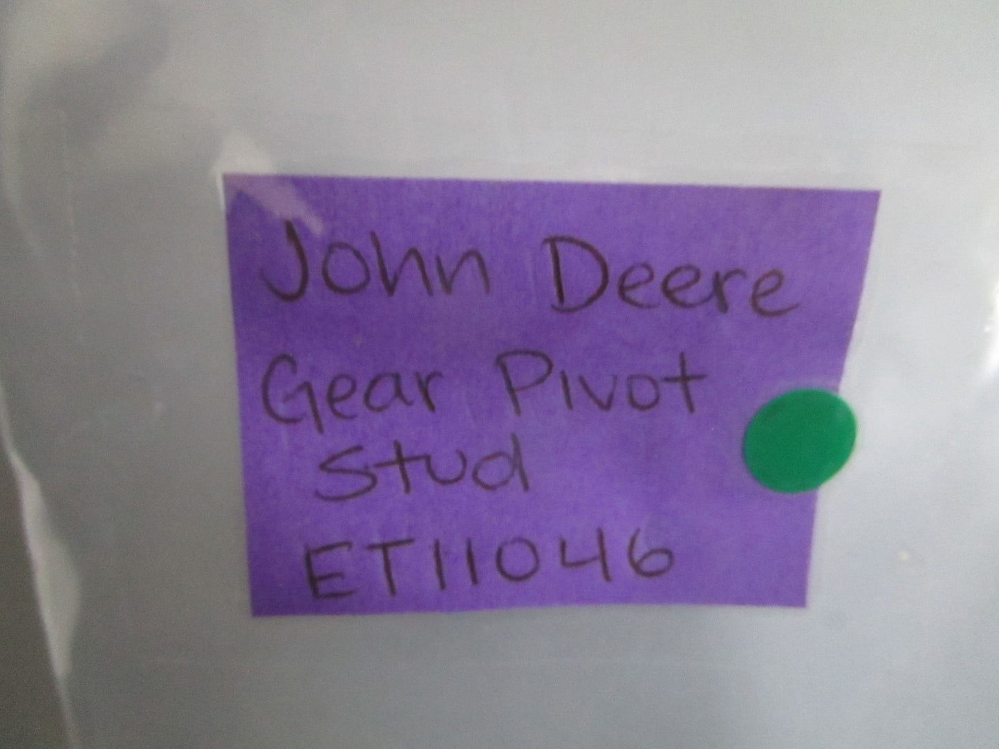 NEW OEM ET11046 John Deere Gear Pivot Stud 0820