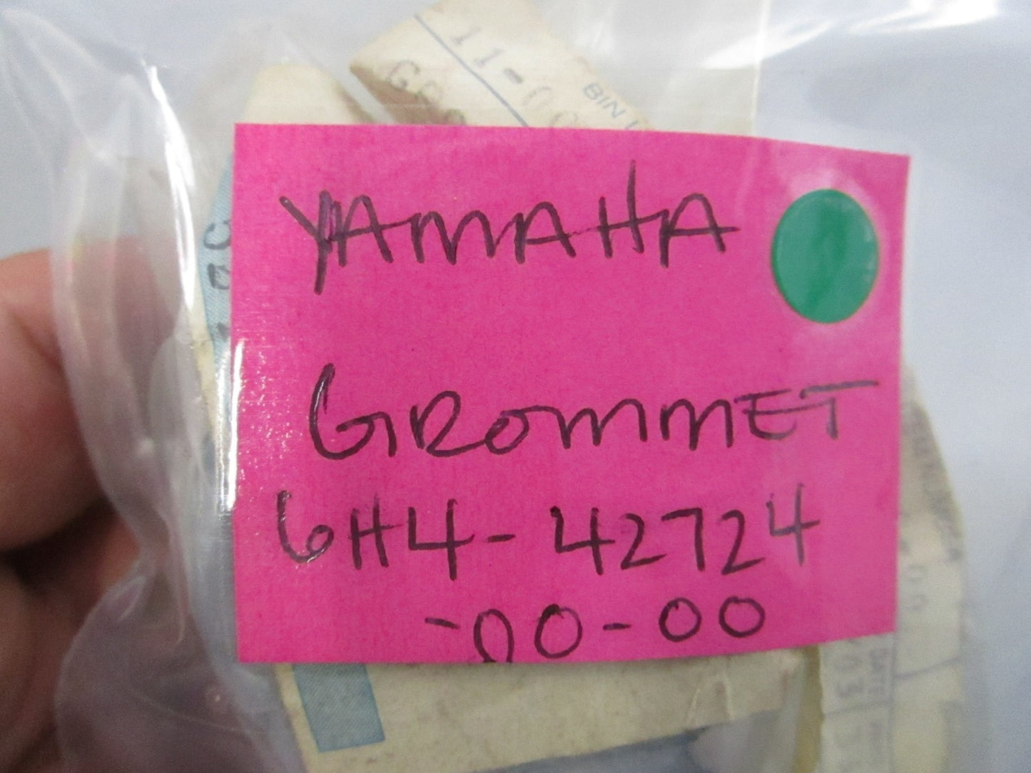 NEW OEM 6H4-42724-00-00 Yamaha Grommet 0810