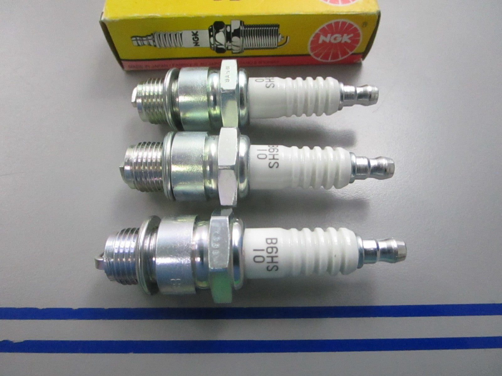 NEW (LOT OF 3) B6HS-10 NGK Spark Plug 0810