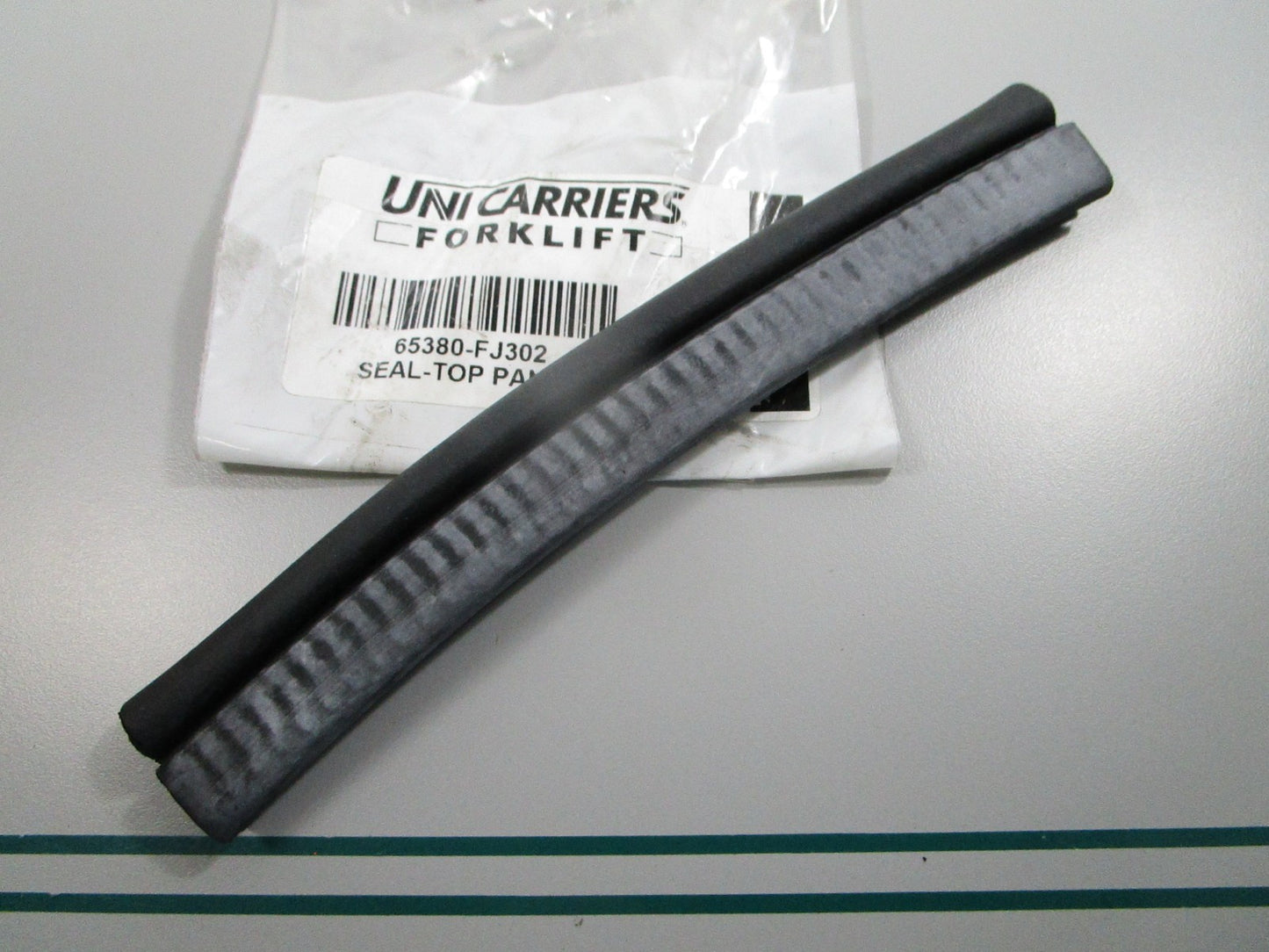 NEW OEM 65380-FJ302 Nissan Unicarriers Top Panel Seal 0810