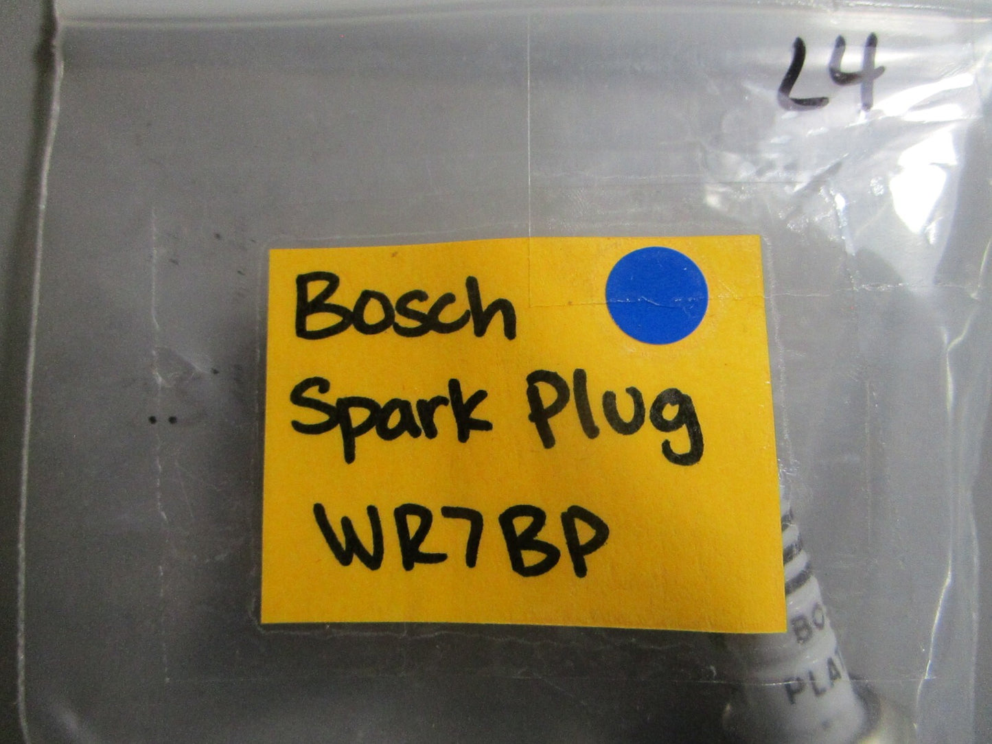 *NEW OEM* (LOT OF 4) 0810 Bosch Spark Plug WR7BP