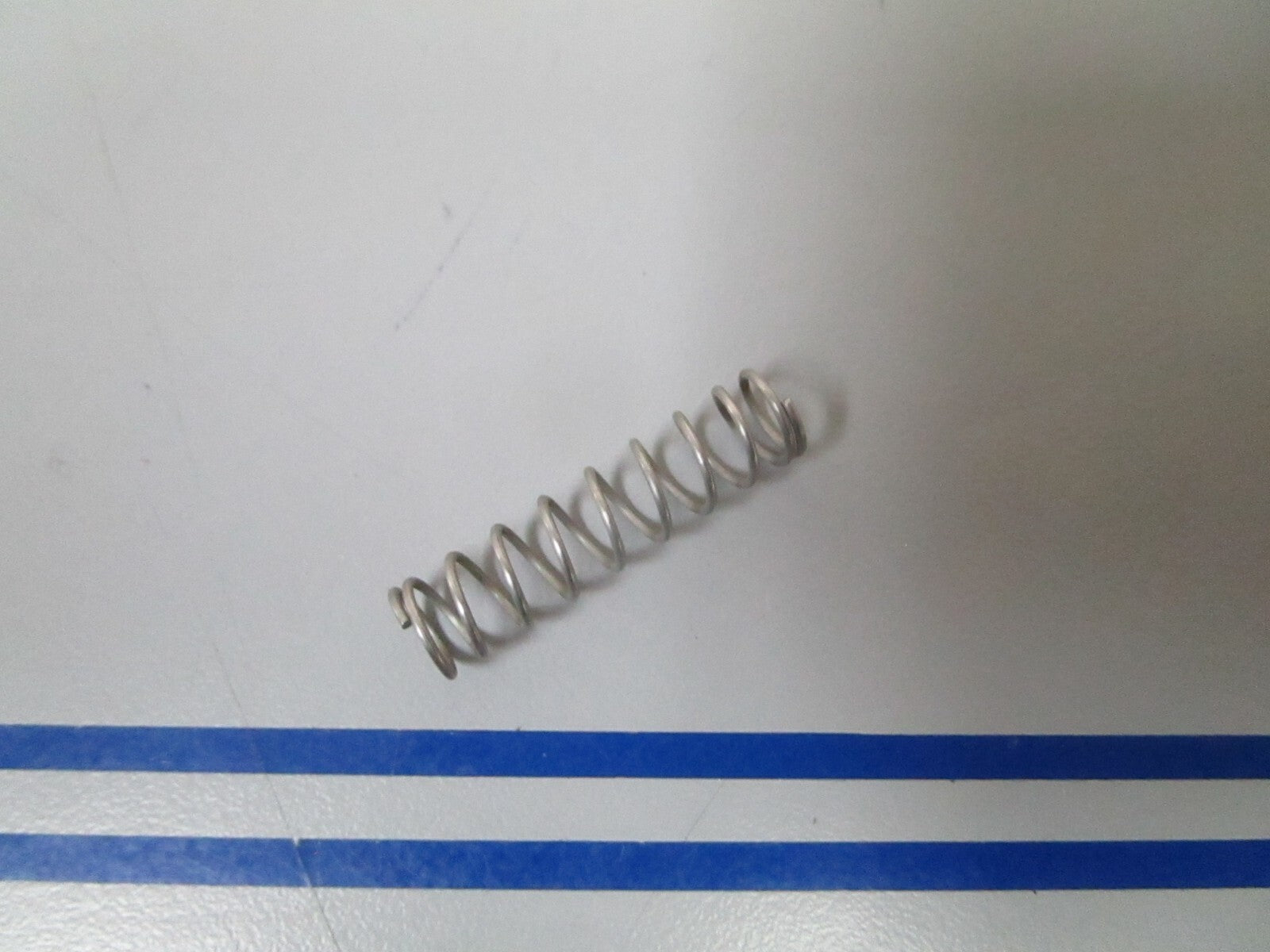 *NEW OEM* 0810 OMC Johnson Evinrude Spring 331592 0331592