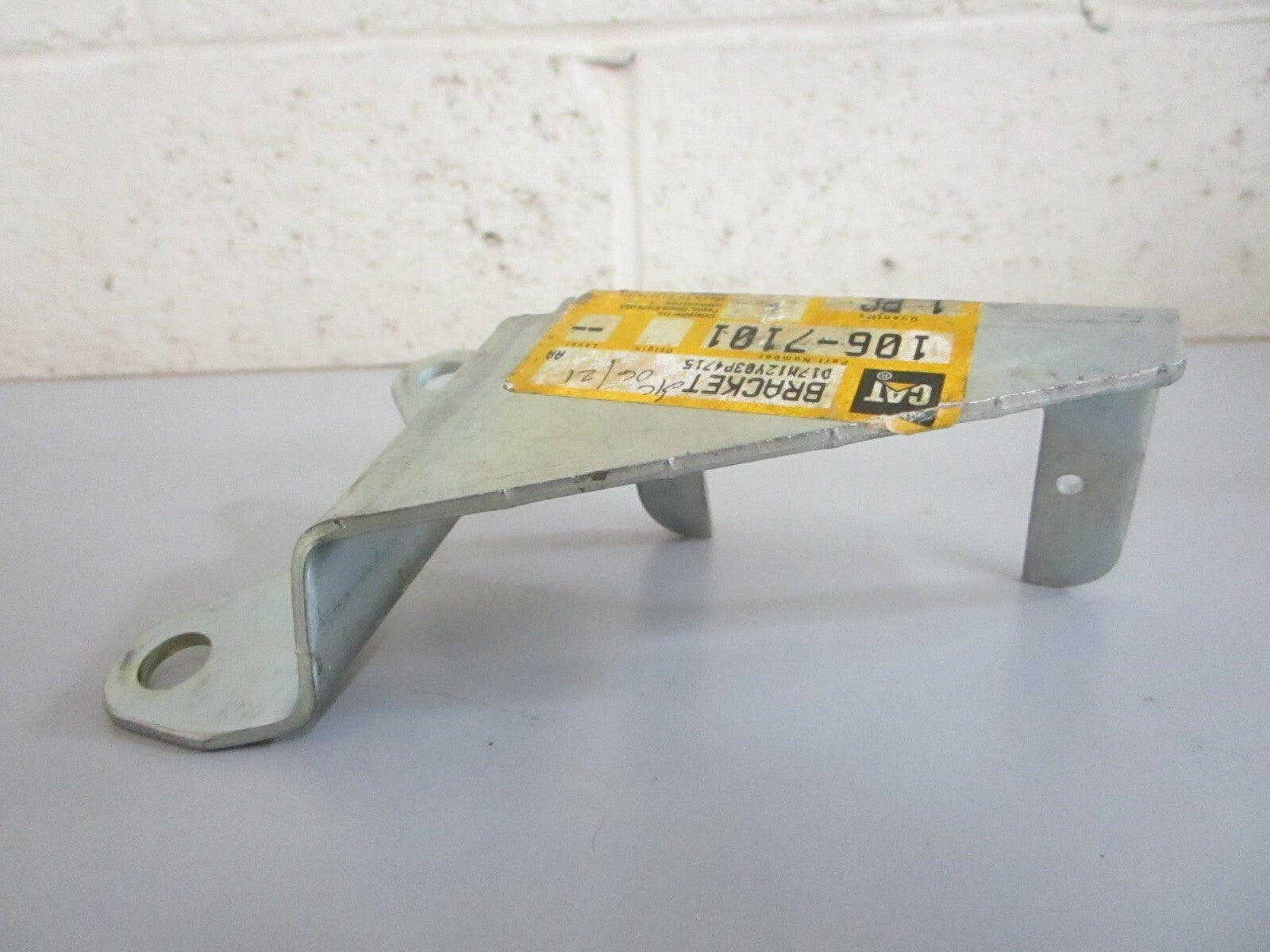 *NEW OEM* 0820 CAT Bracket 106-7101