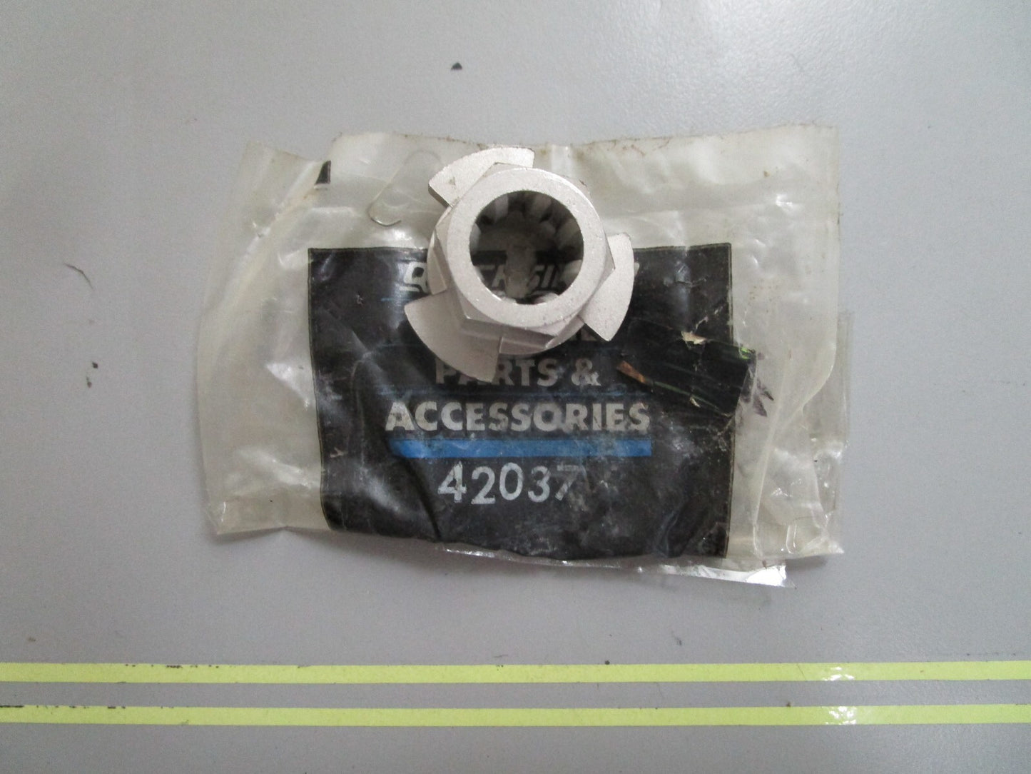 *NEW OEM* 0810 Mercury Quicksilver Hub 42037