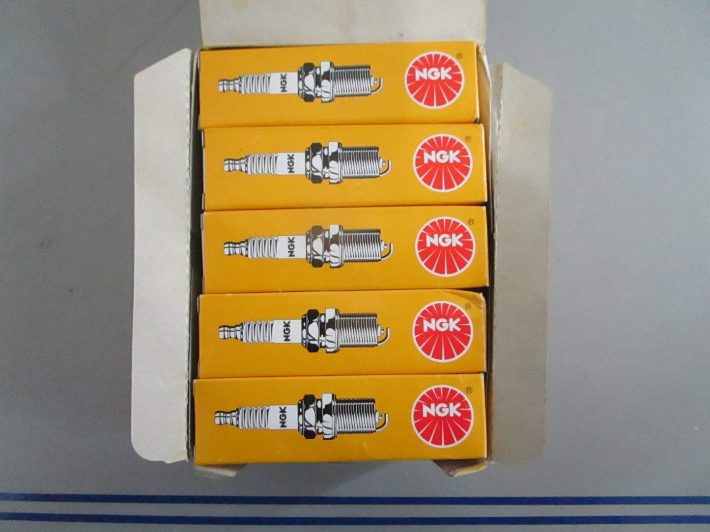 *NEW OEM* (LOT OF 10) 0820 NGK Spark Plug B7HS