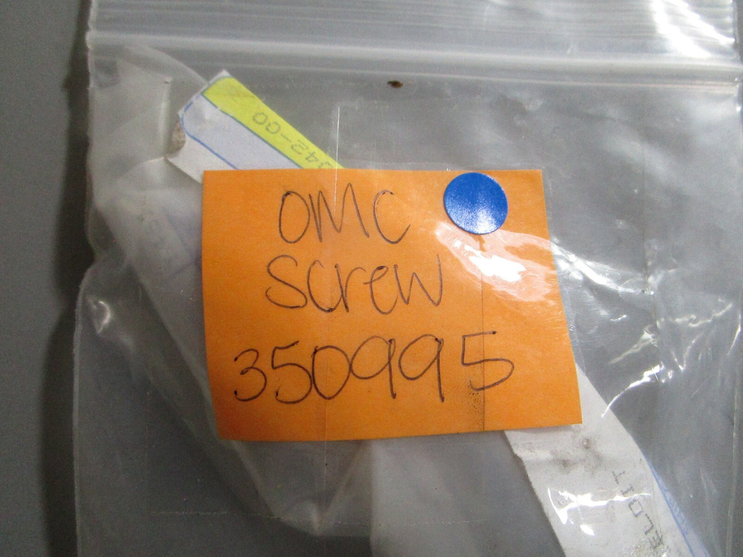 *NEW OEM* 0810 OMC Johnson Evinrude Screw 350995 0350995