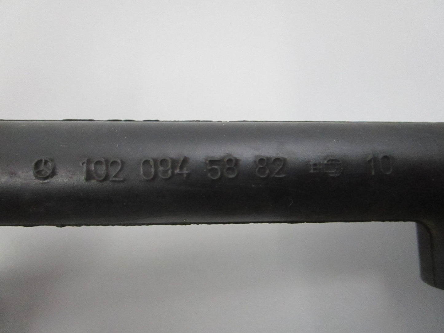 NEW OEM 1020945882 Mercedes-Benz Breather Hose 0810
