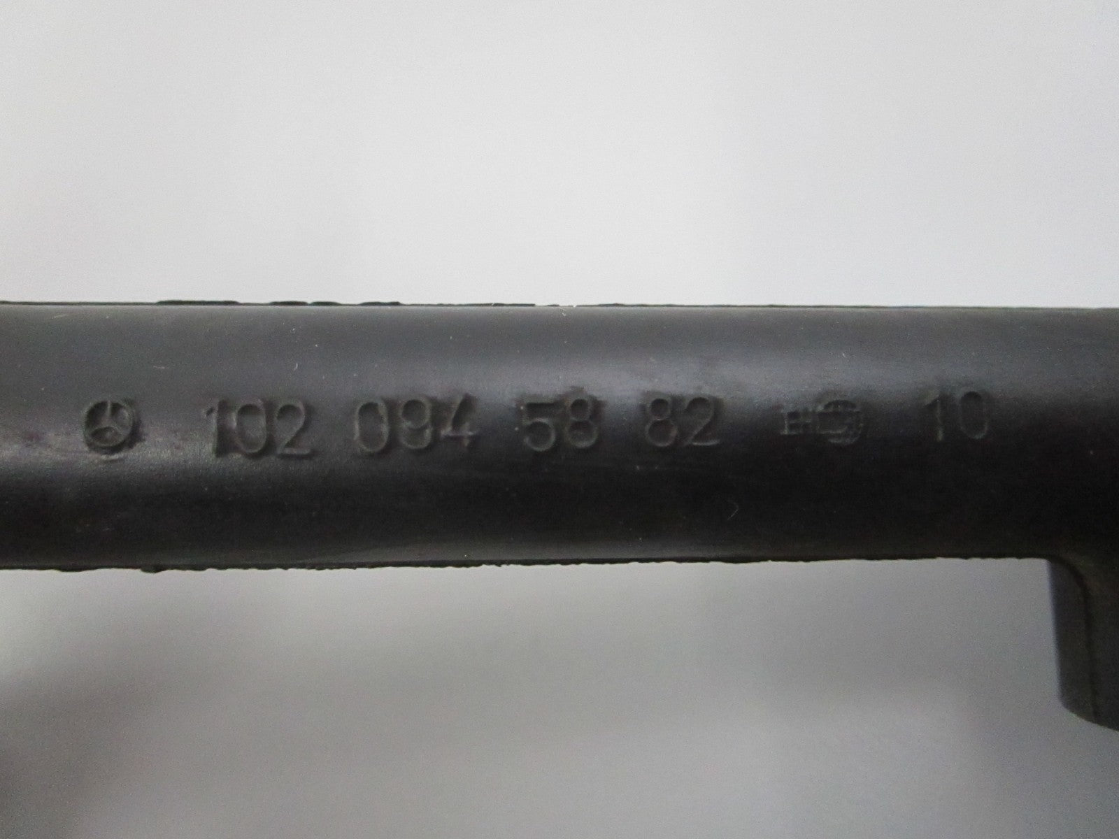 NEW OEM 1020945882 Mercedes-Benz Breather Hose 0810