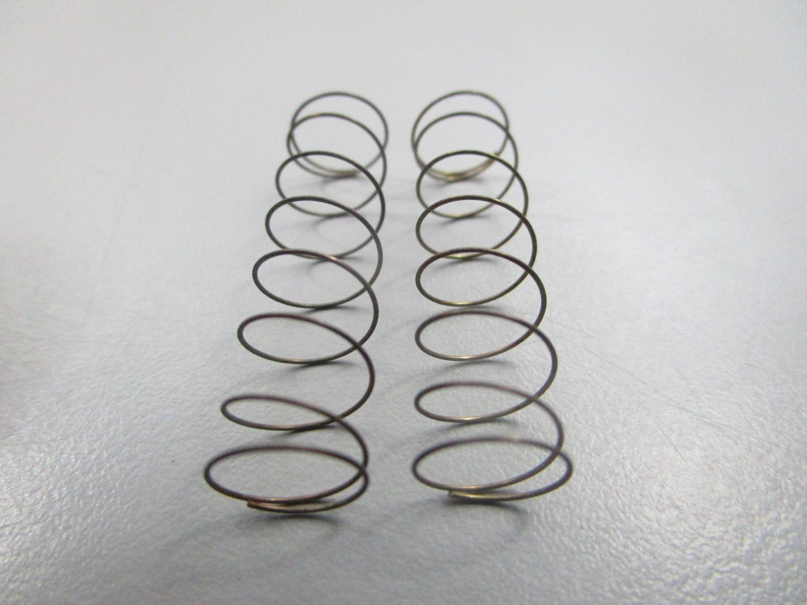 NEW OEM (LOT OF 2) 309298 0309298 OMC Johnson Evinrude Spring 0810