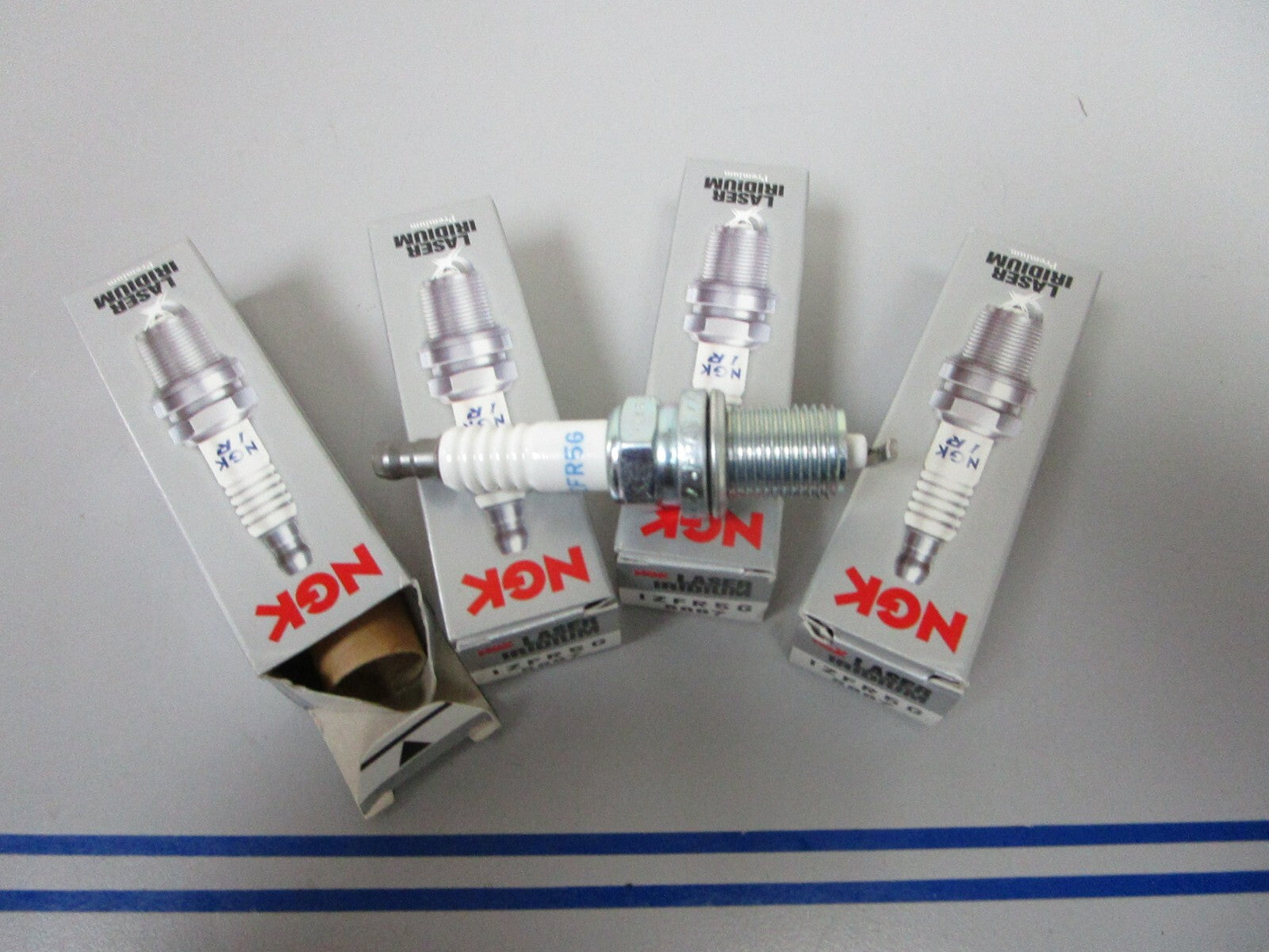 *NEW* (LOT OF 4) 0810 NGK Spark Plug IZFR5G