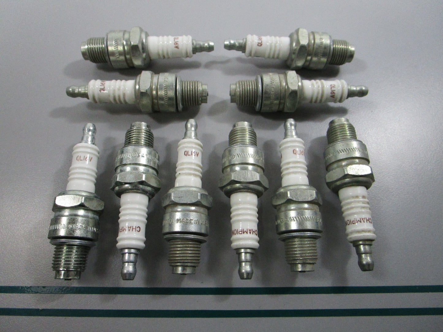NEW (LOT OF 10) QL16V Champion Spark Plug 0810