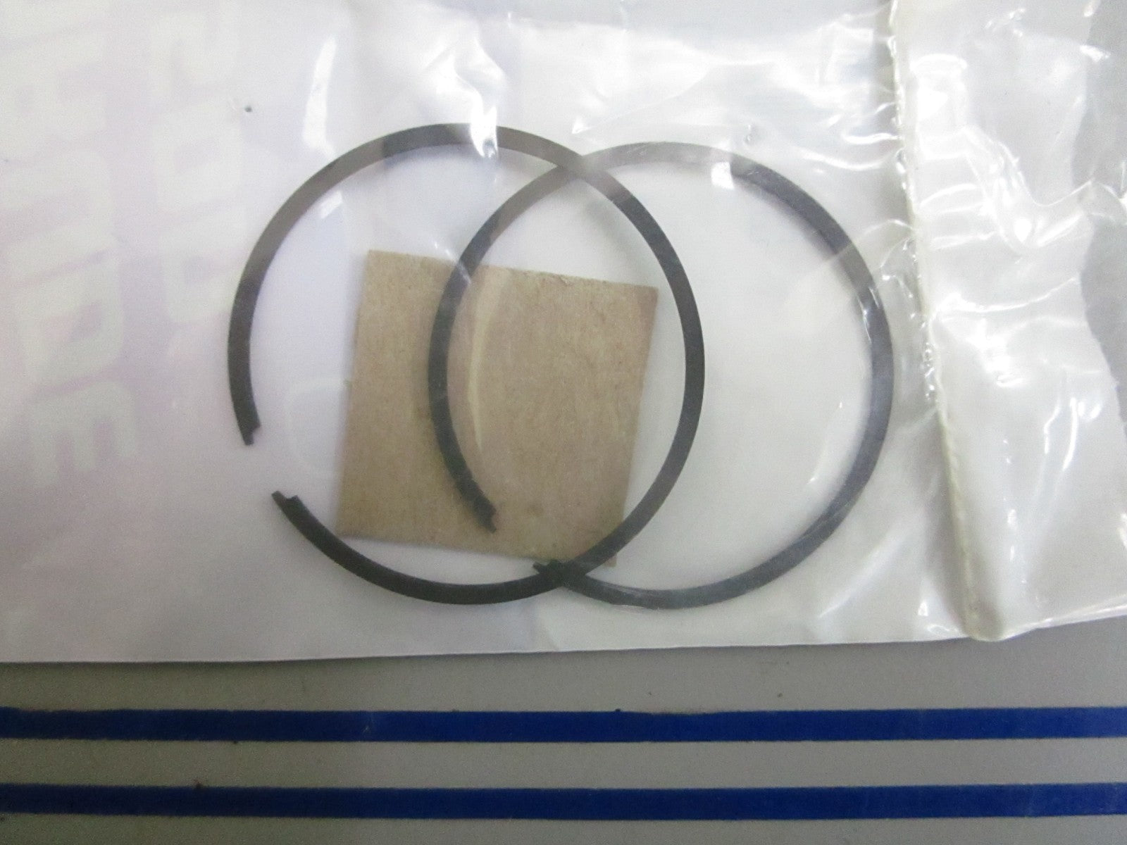 *NEW OEM* 0820 OMC Johnson Evinrude 2 Piston Ring Set 435580 0435580