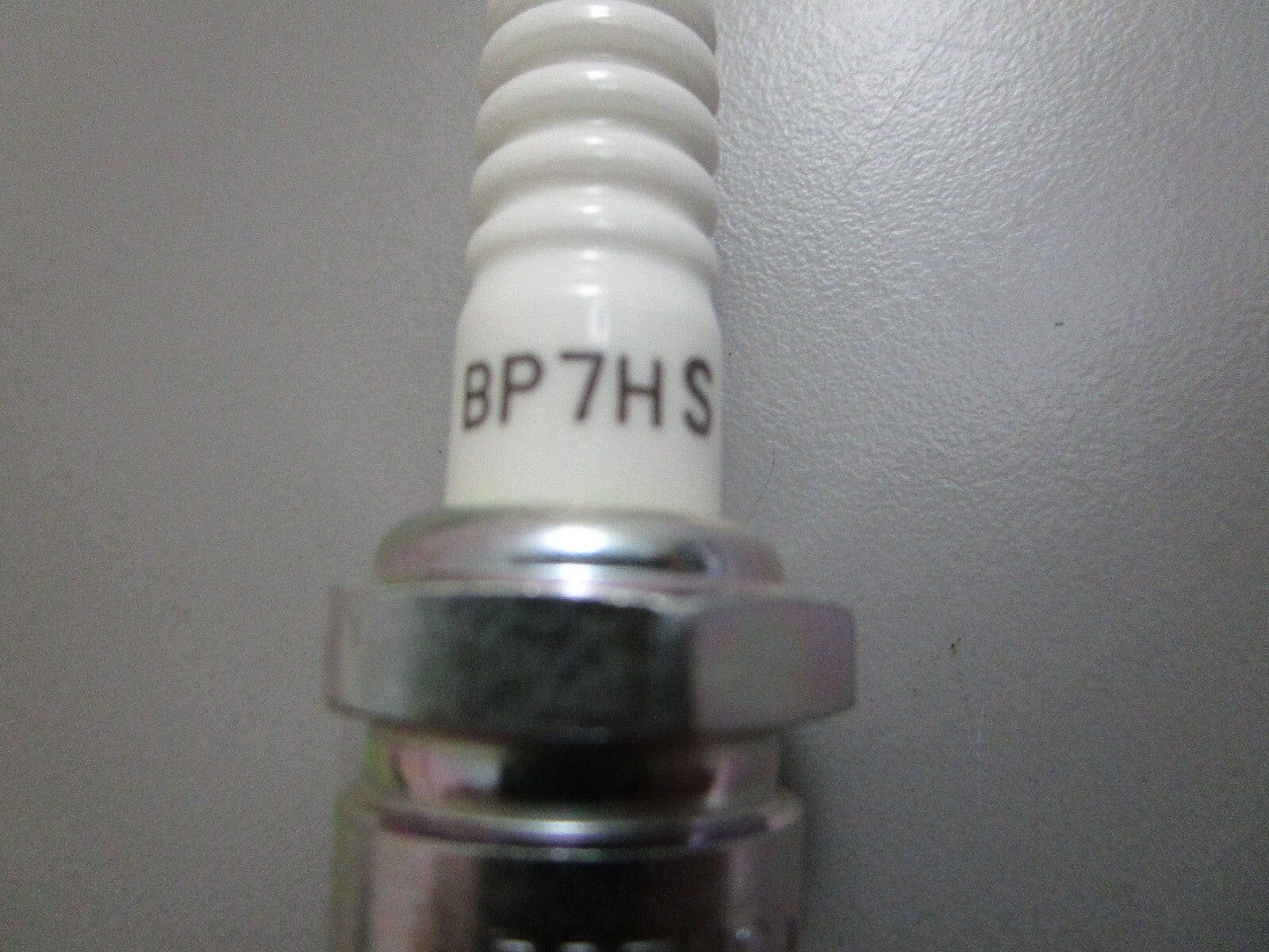 *NEW* 0810 NGK Spark Plug BP7HS
