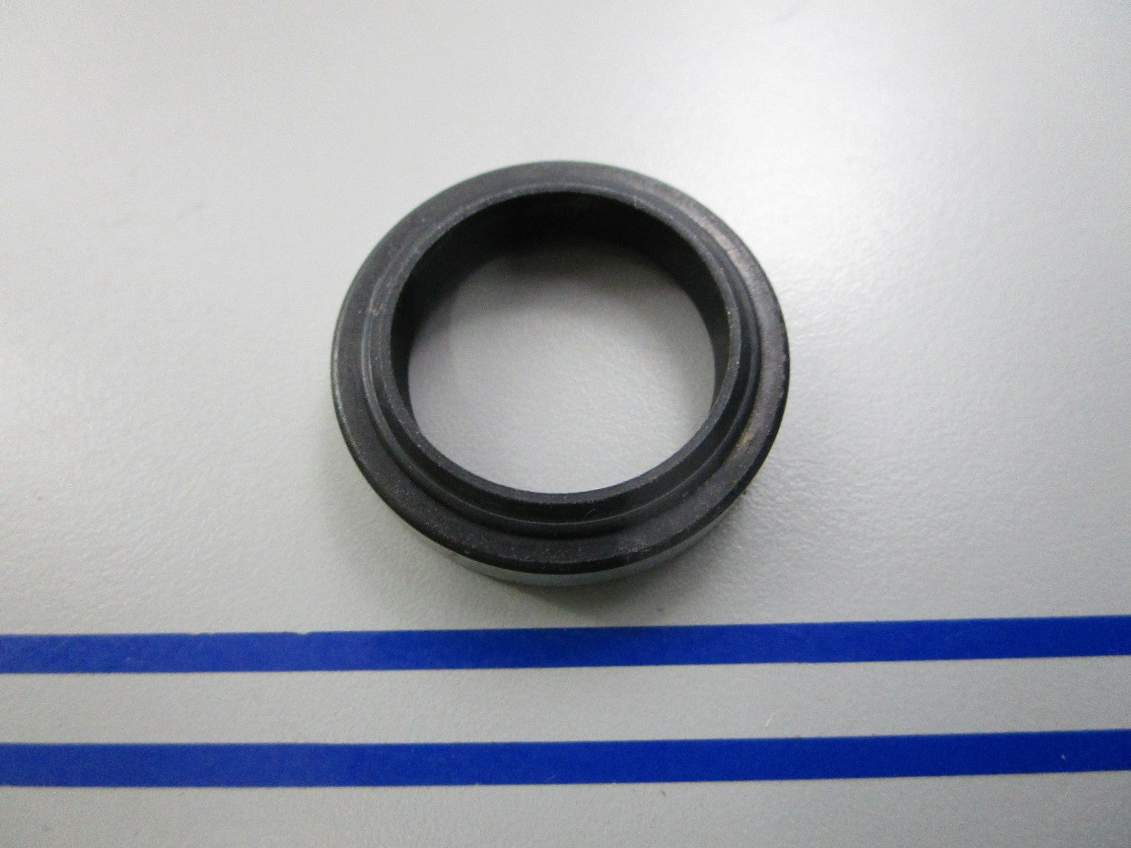 NEW OEM 305987 0305987 OMC Johnson Evinrude Oil Seal 0810
