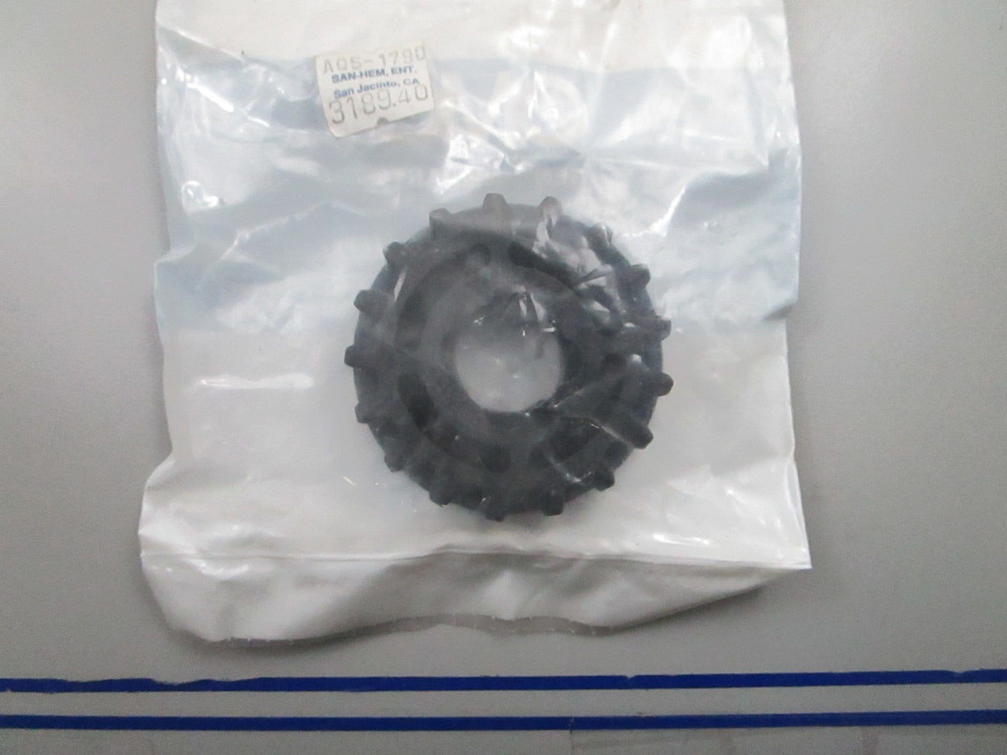 *NEW OEM* 0810 OMC Johnson Evinrude Pinion 318940 0318940