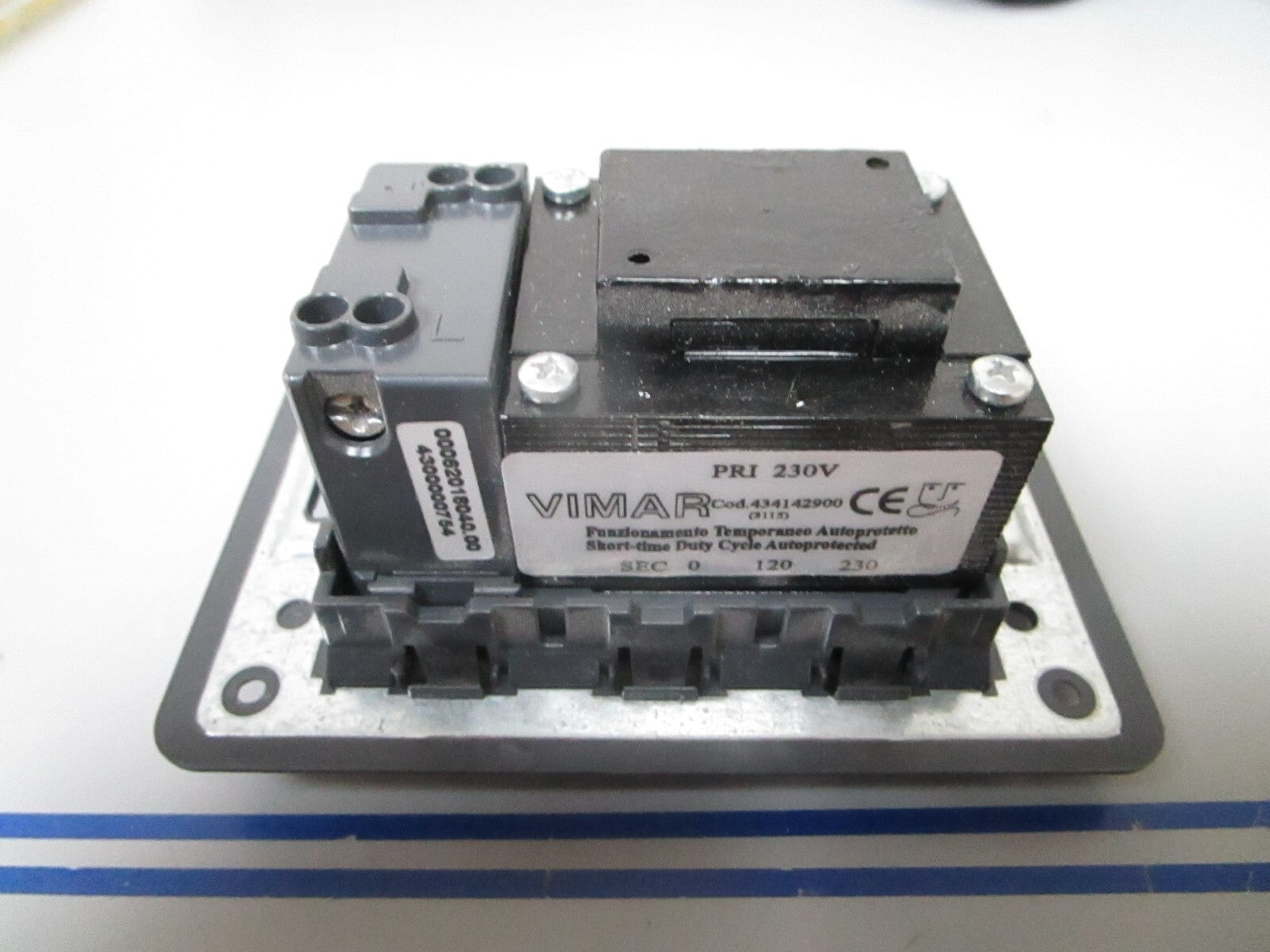 *NEW* 0720 Vimar Eikon PRI 230V Outlet Socket 14290