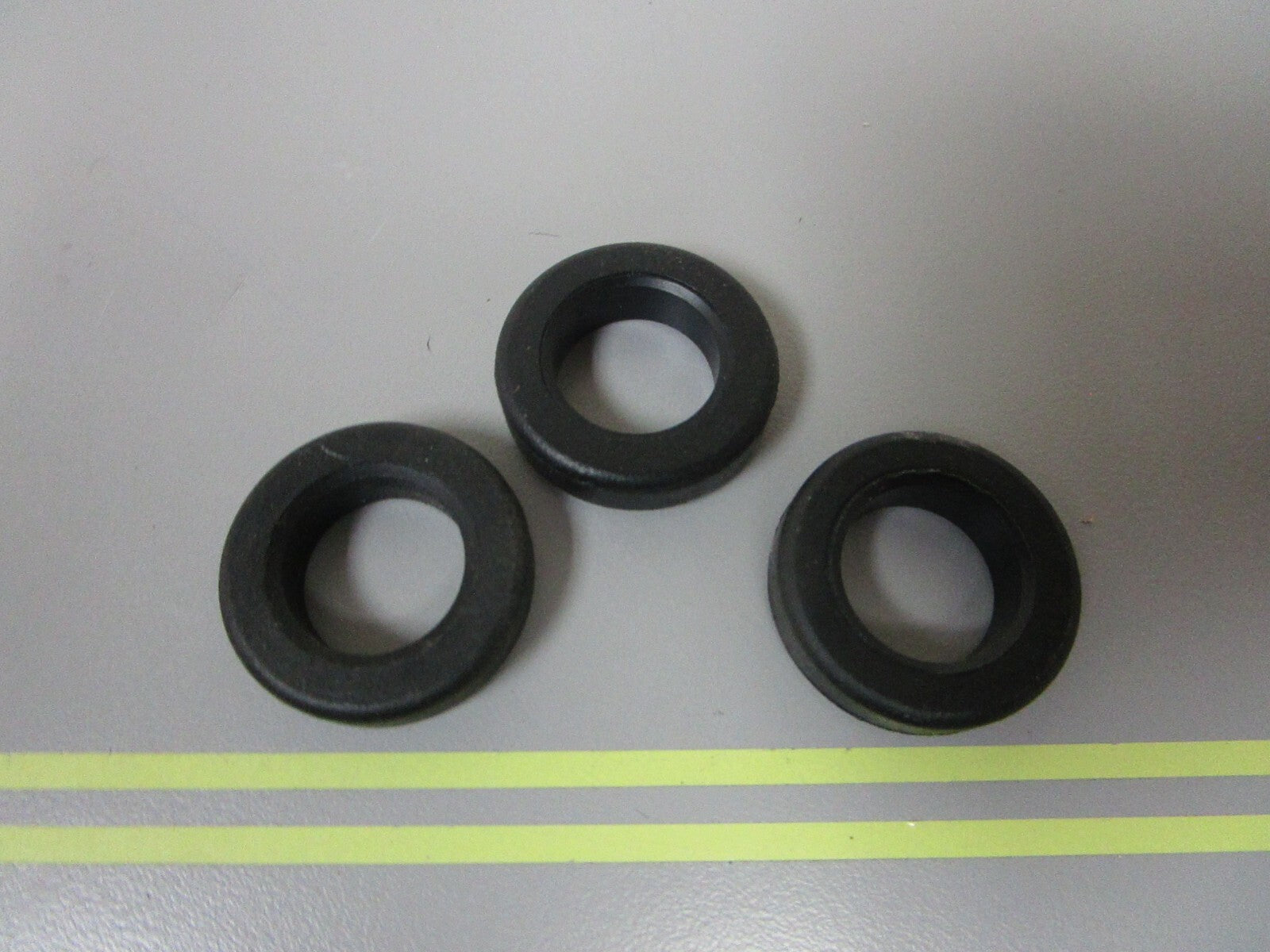 *NEW OEM* (LOT OF 3) 0810 OMC Johnson Evinrude Grommet 320880 0320880