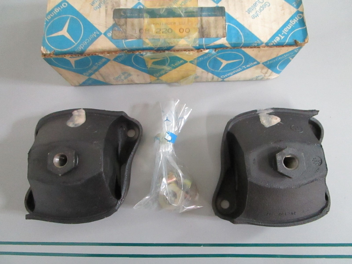 NEW OEM A1082200017 Mercedes-Benz Mount Kit 0820