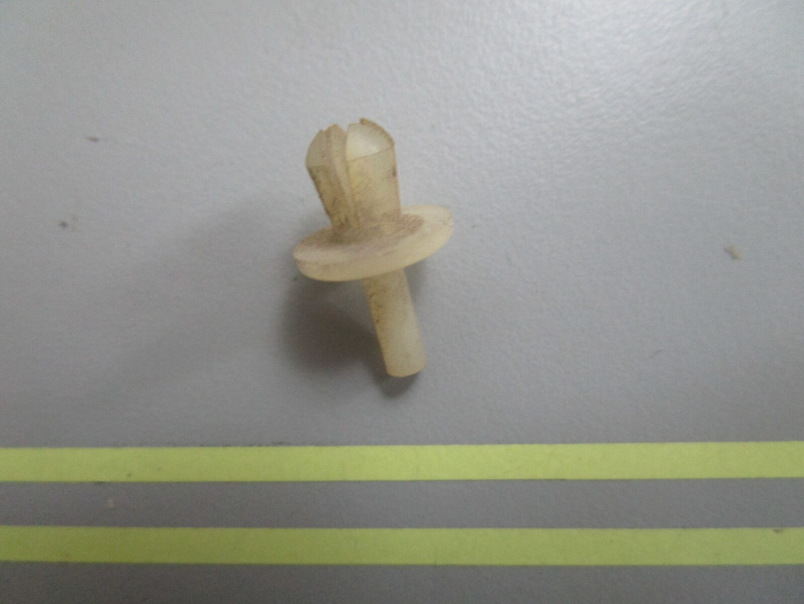 *NEW OEM* 0810 OMC Johnson Evinrude Fastener 307897 0307897