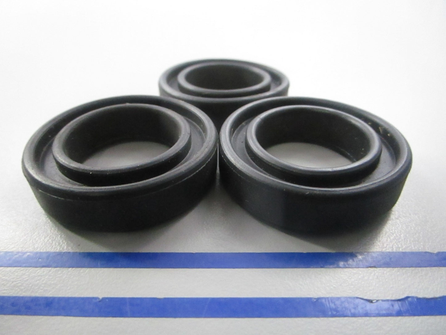 NEW OEM (LOT OF 3) 315748 0315748 OMC Johnson Evinrude Grommet 0810