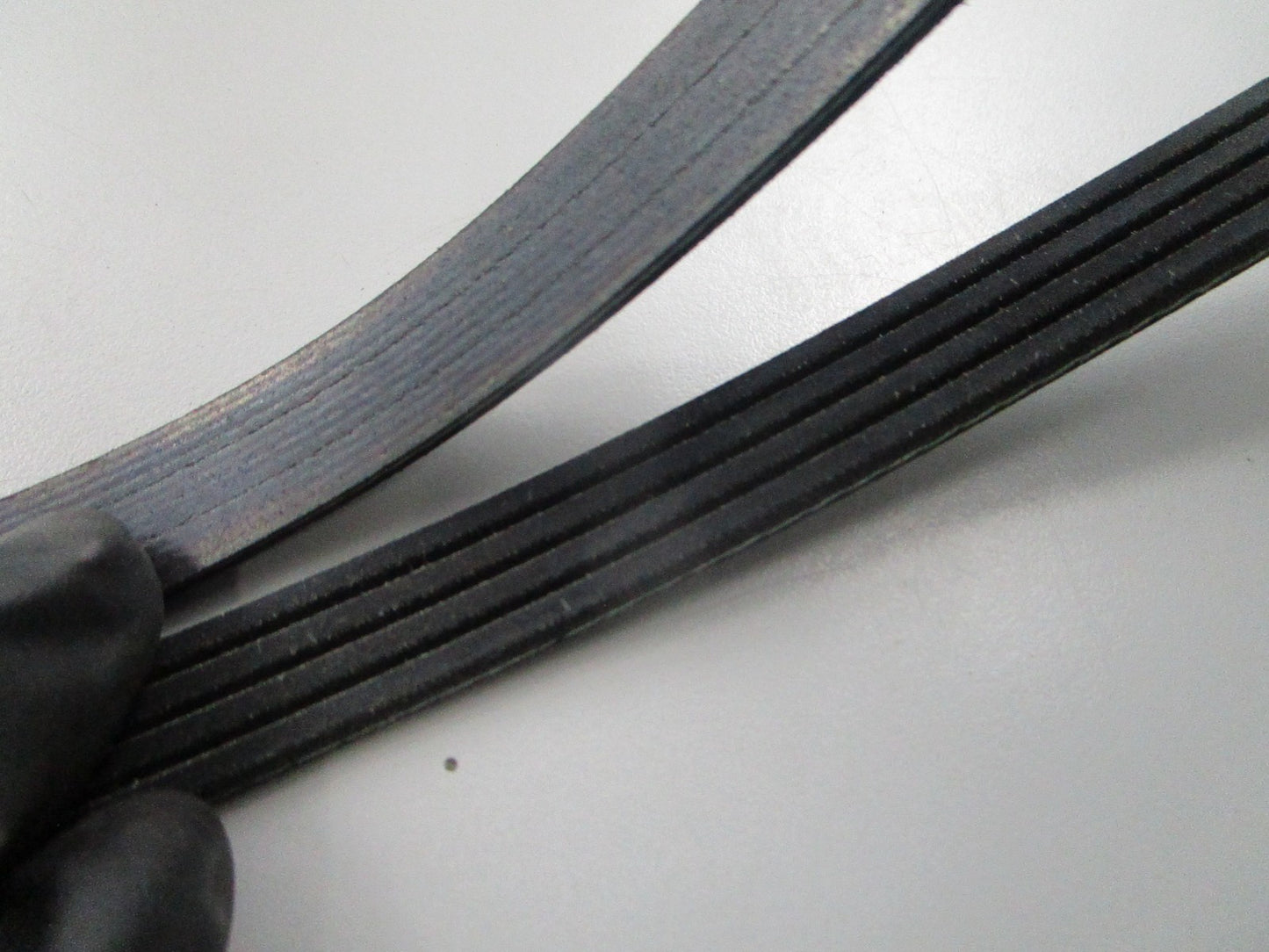 NEW K040330 Gates Micro-V Serpentine Belt 0810