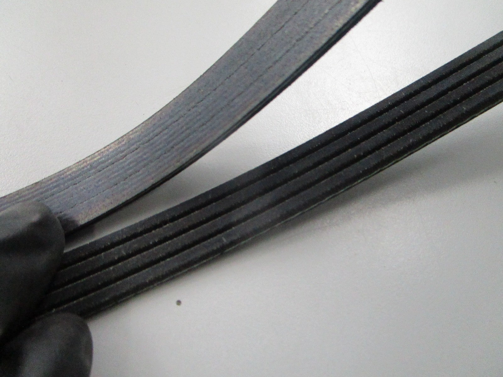 NEW K040330 Gates Micro-V Serpentine Belt 0810