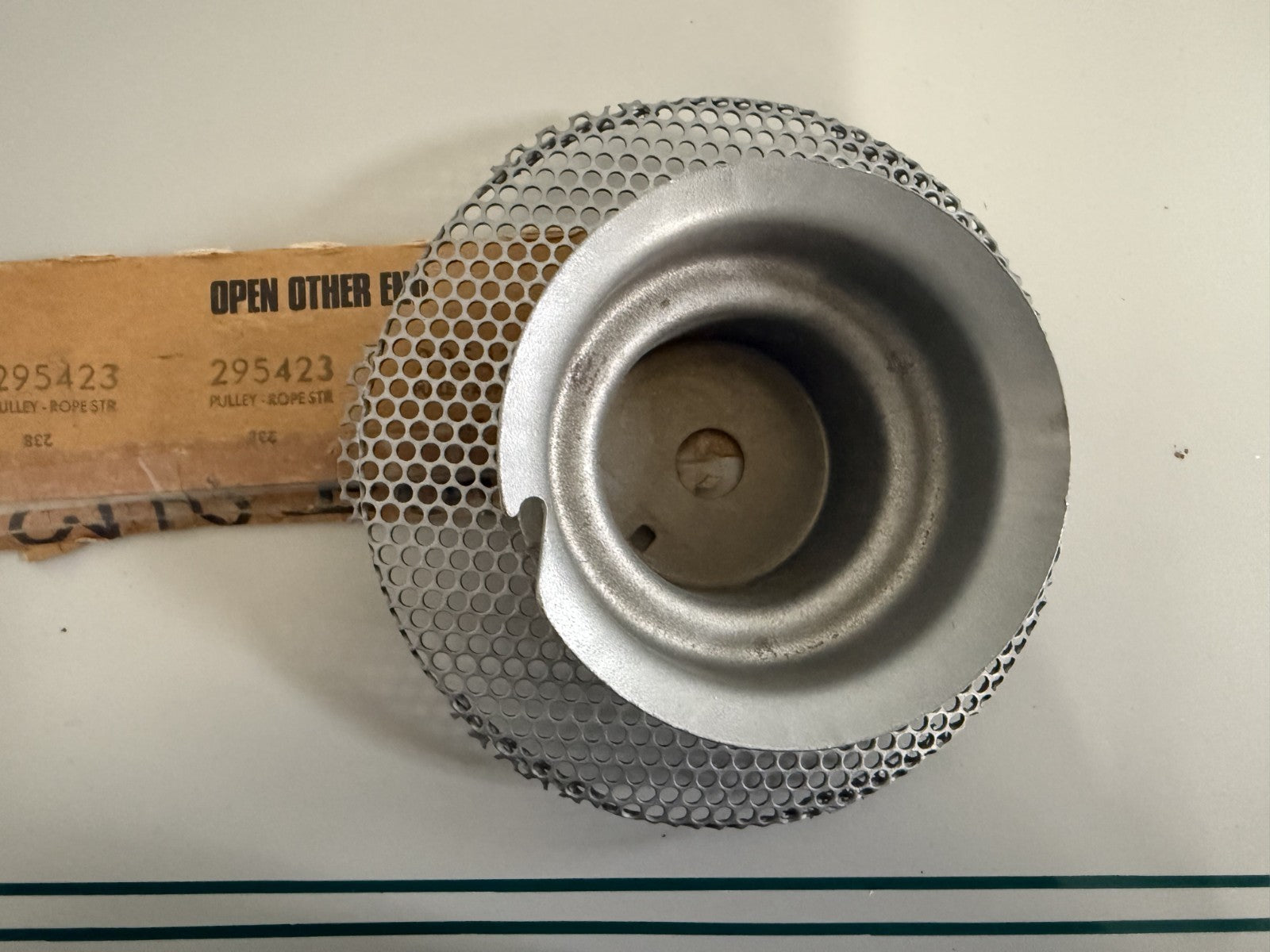 NEW OEM 295423 Briggs & Stratton Pulley & Screen 0820