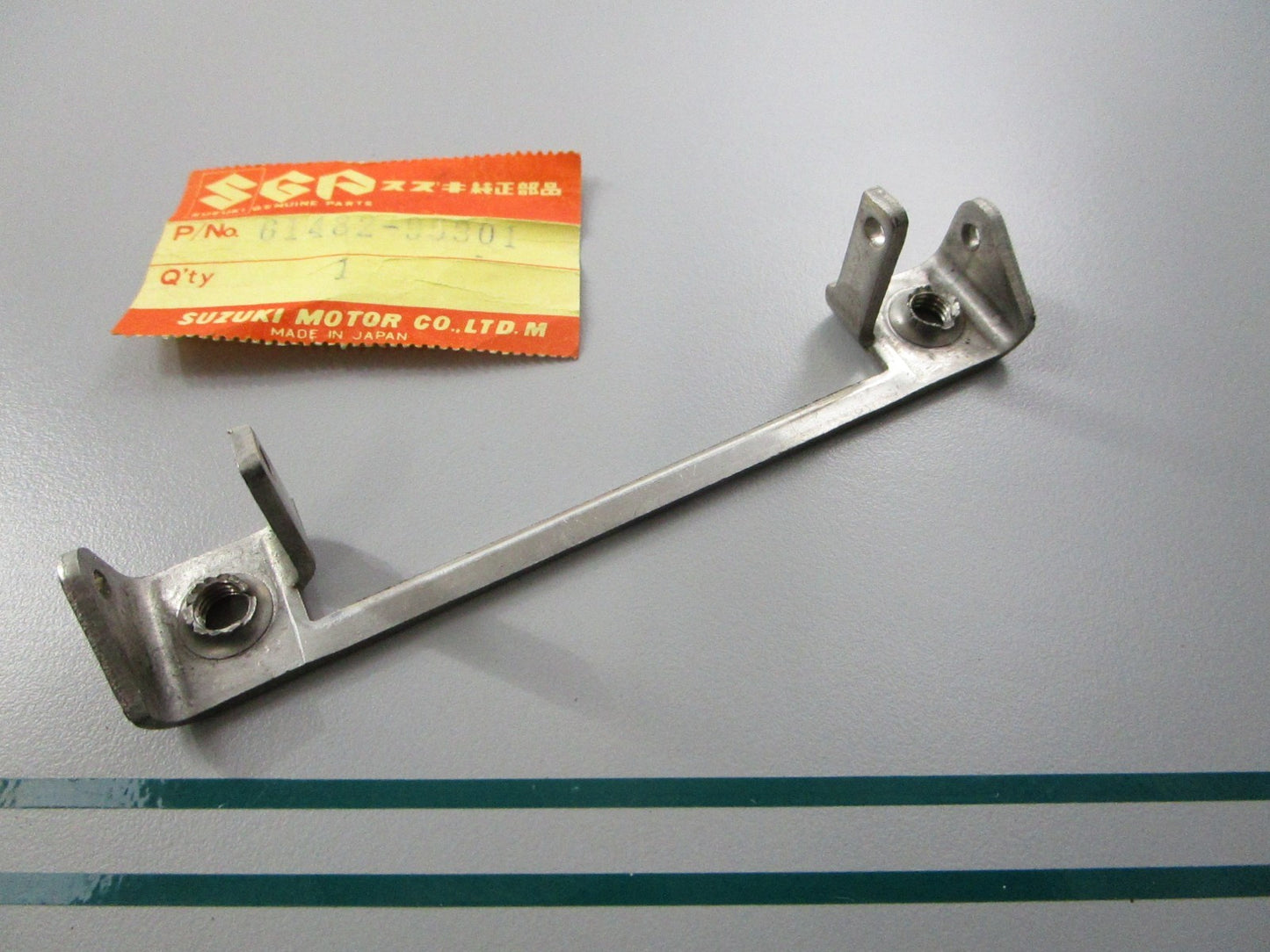 NEW OEM 61482-95301 Suzuki Hinge 0810